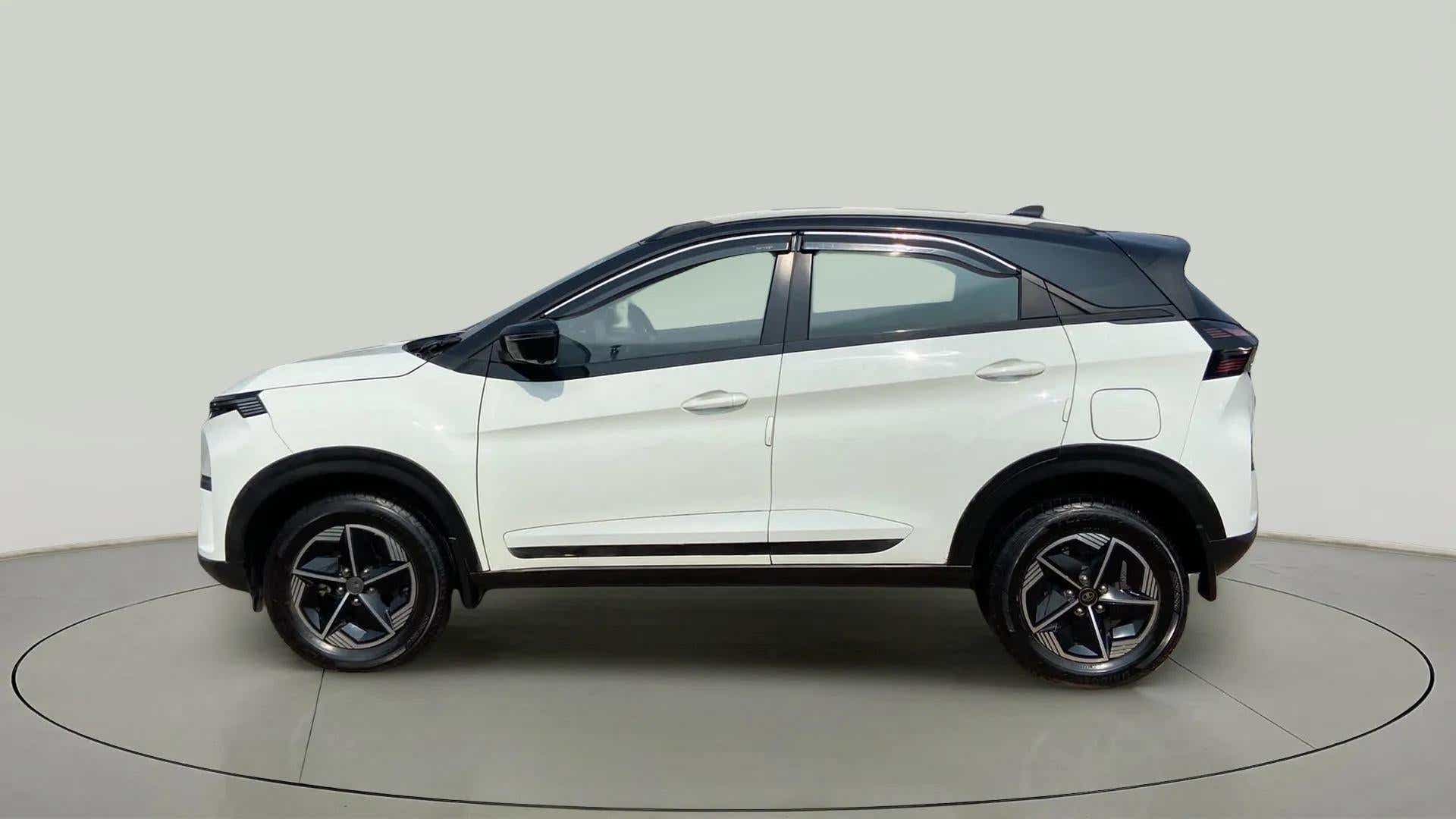 Left side view of a Tata Nexon 2017-2023
