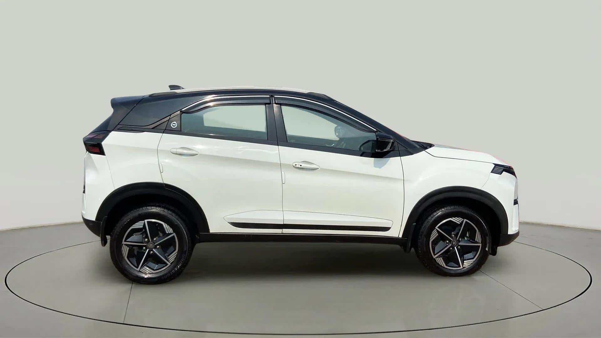 Side view of a Tata Nexon 2017-2023