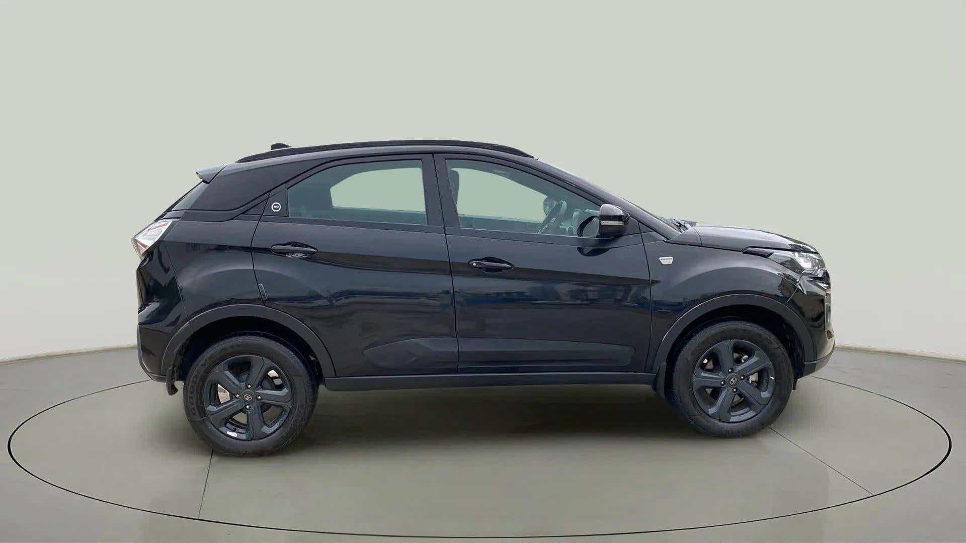 Side view of a Tata Nexon 2017-2023