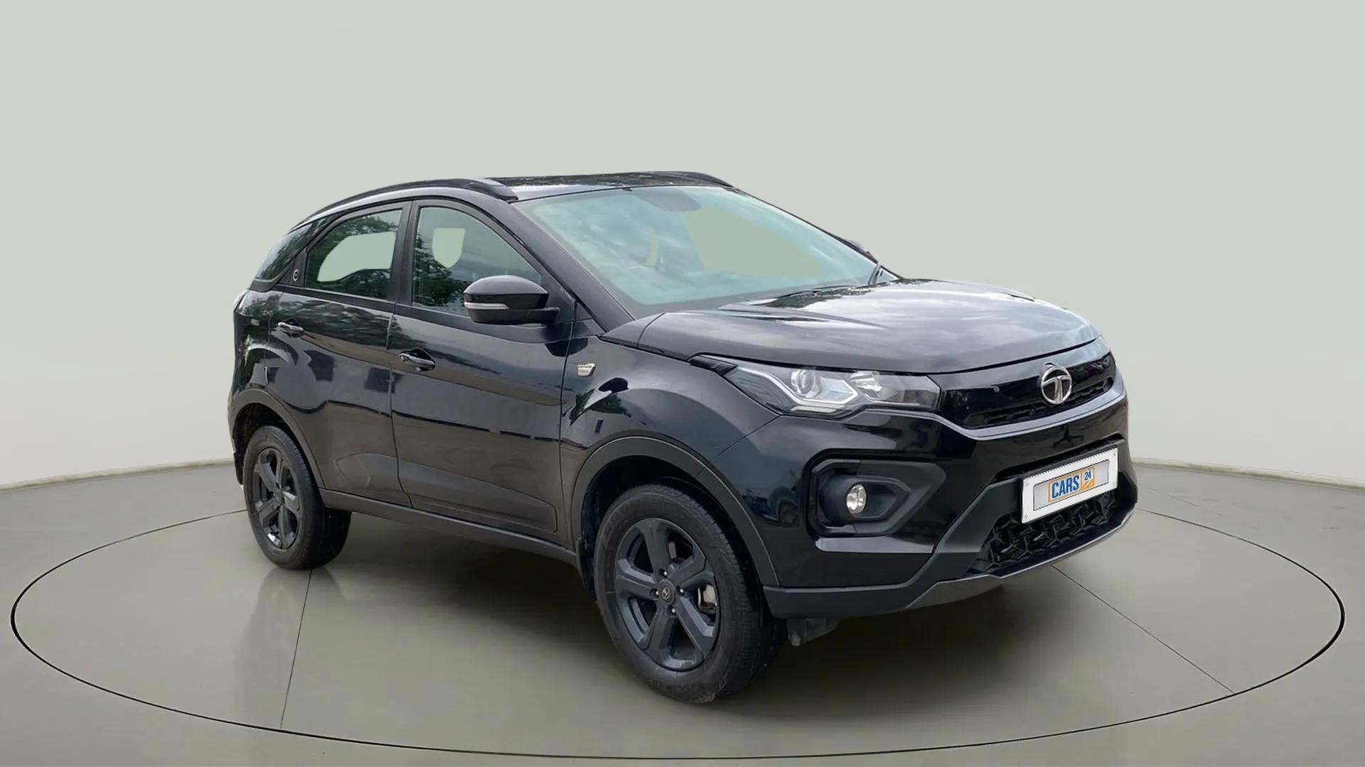 Front three-quarter of a Tata Nexon 2017-2023