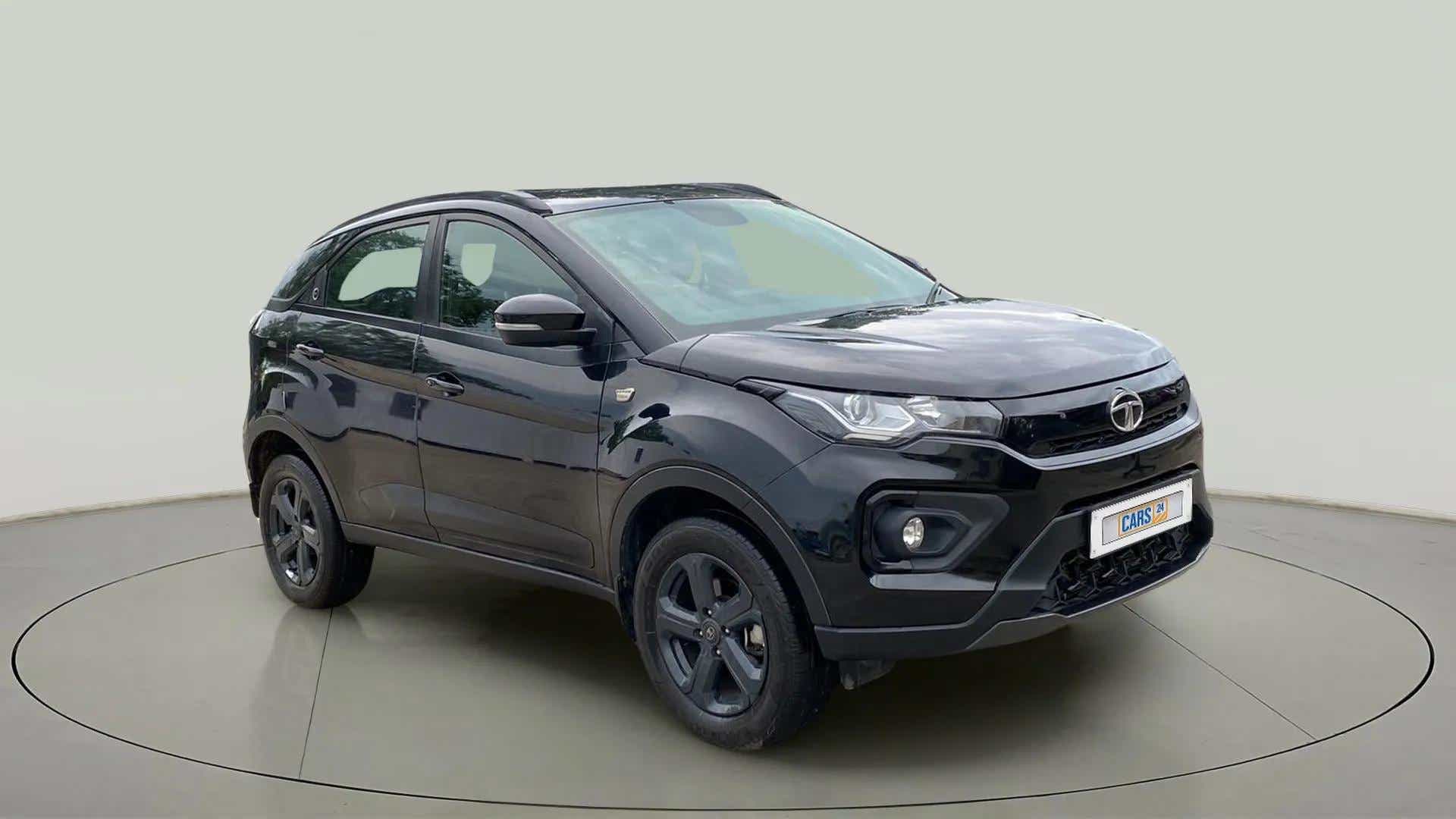 Front three-quarter of a Tata Nexon 2017-2023