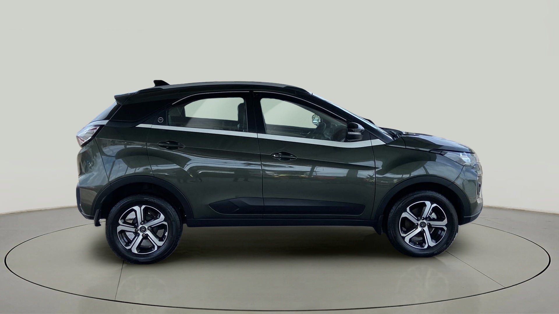 Side view of a Tata Nexon 2017-2023