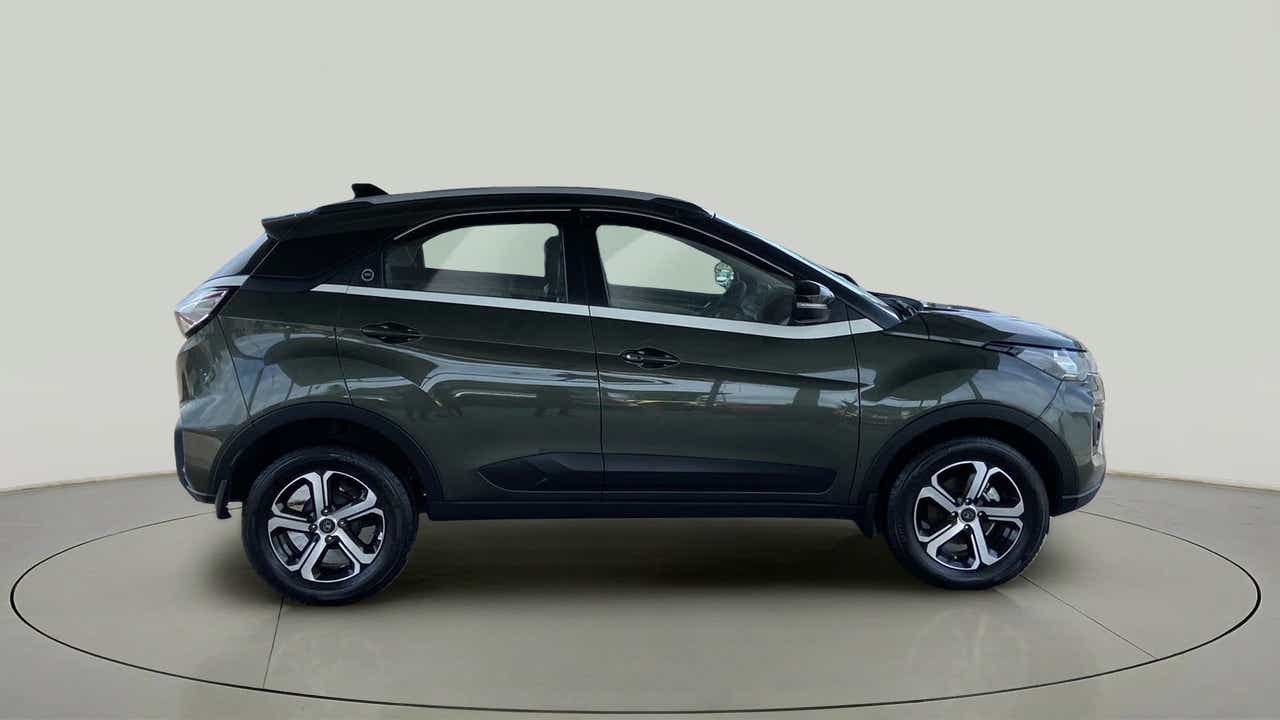Side view of a Tata Nexon 2017-2023