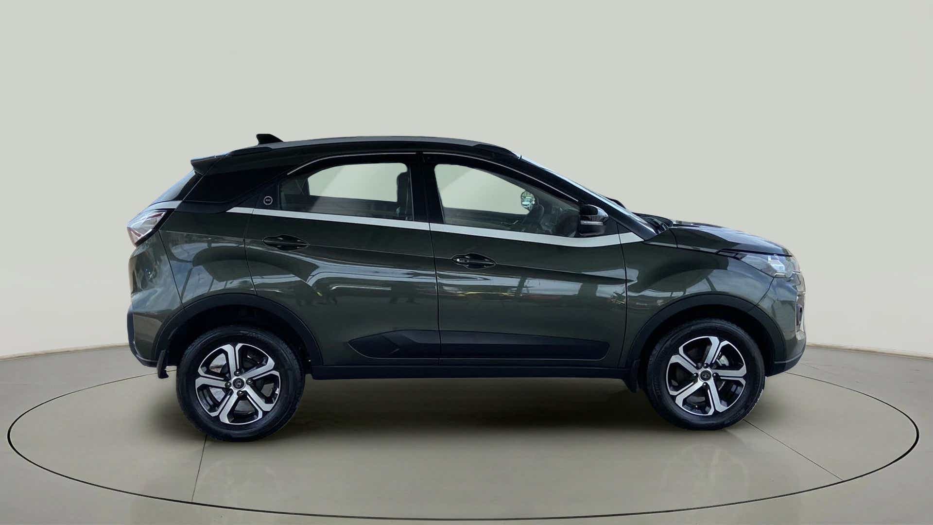 Side view of a Tata Nexon 2017-2023