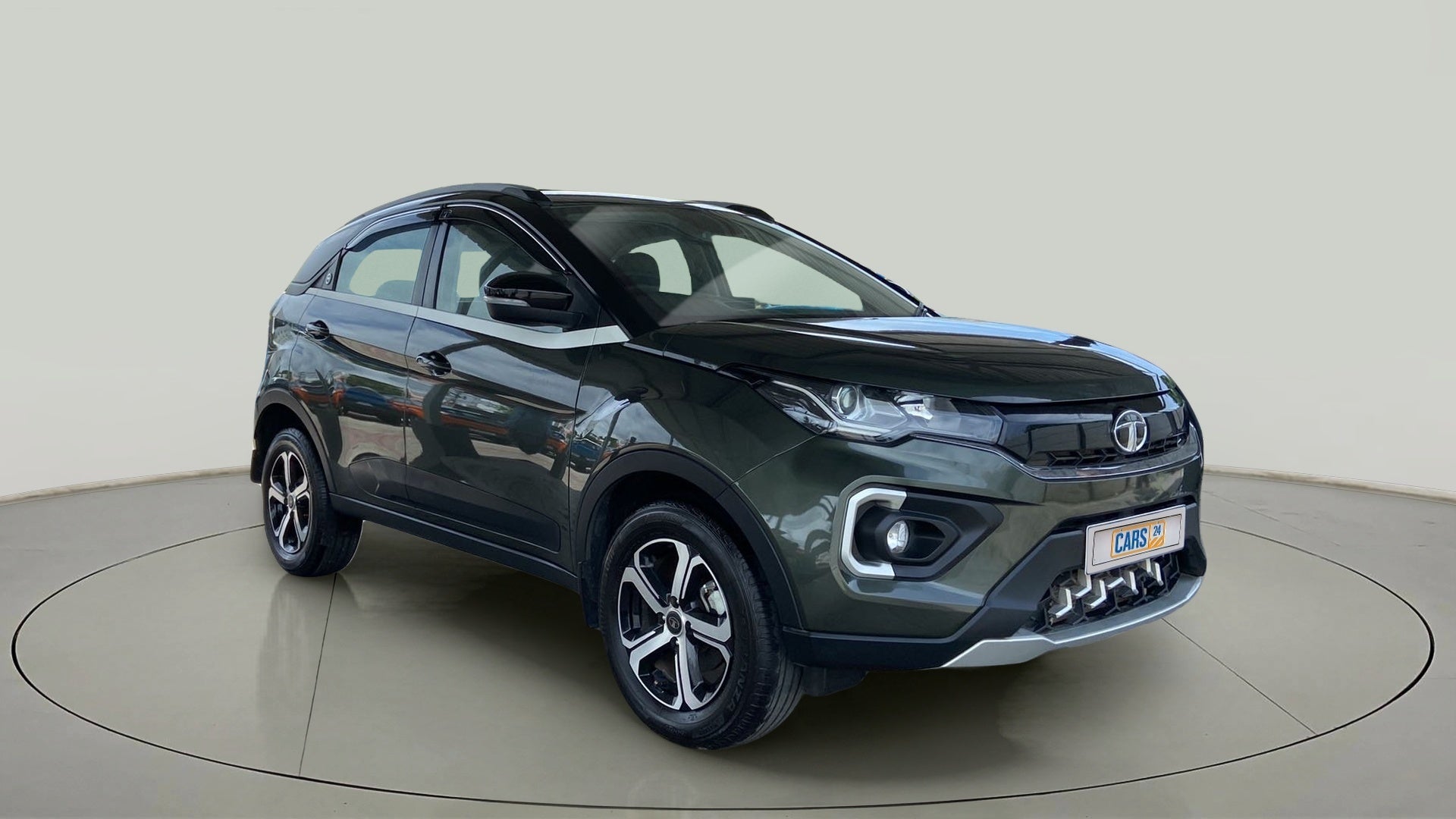 Front three-quarter of a Tata Nexon 2017-2023