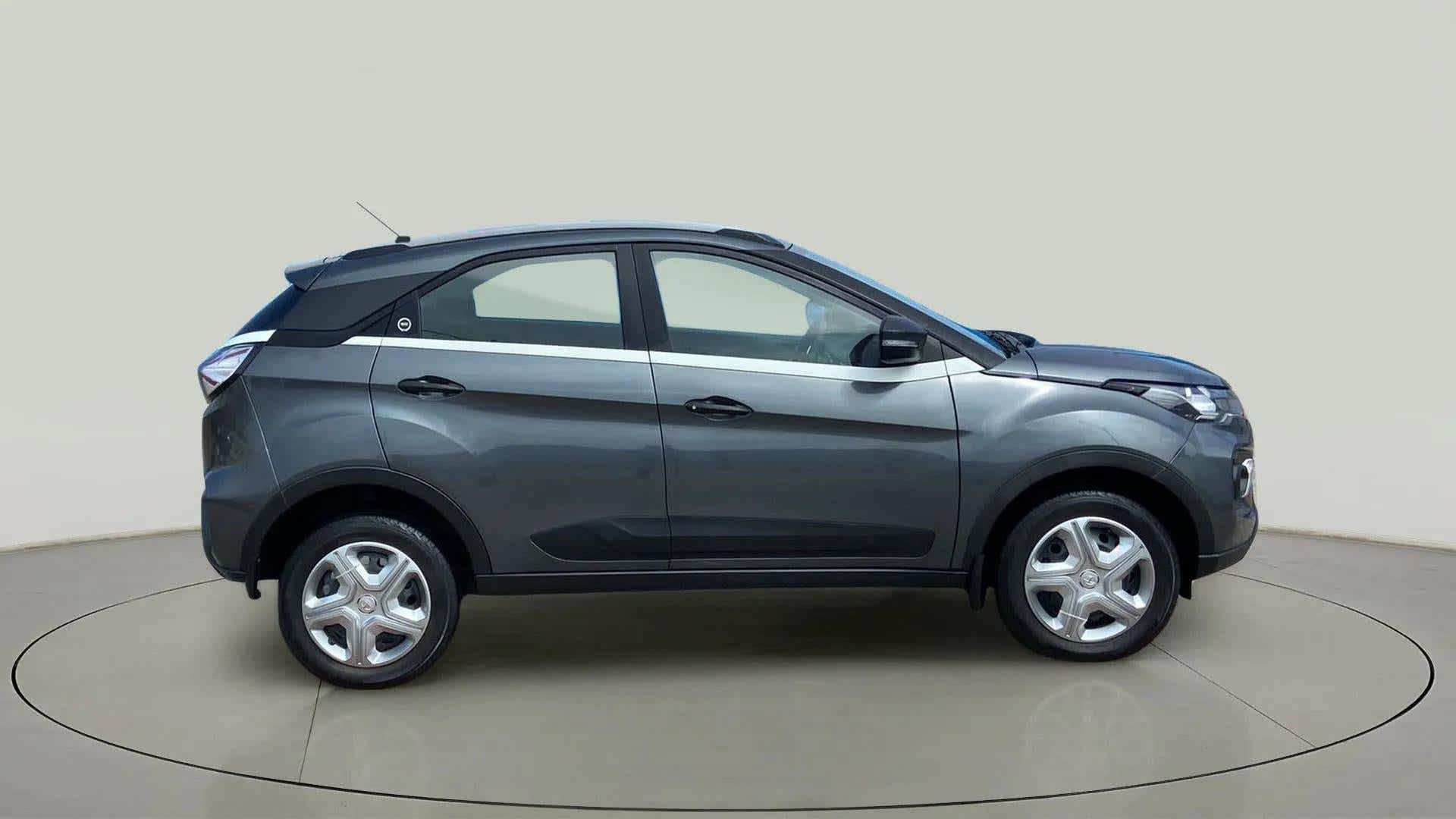 Side view of a Tata Nexon 2017-2023