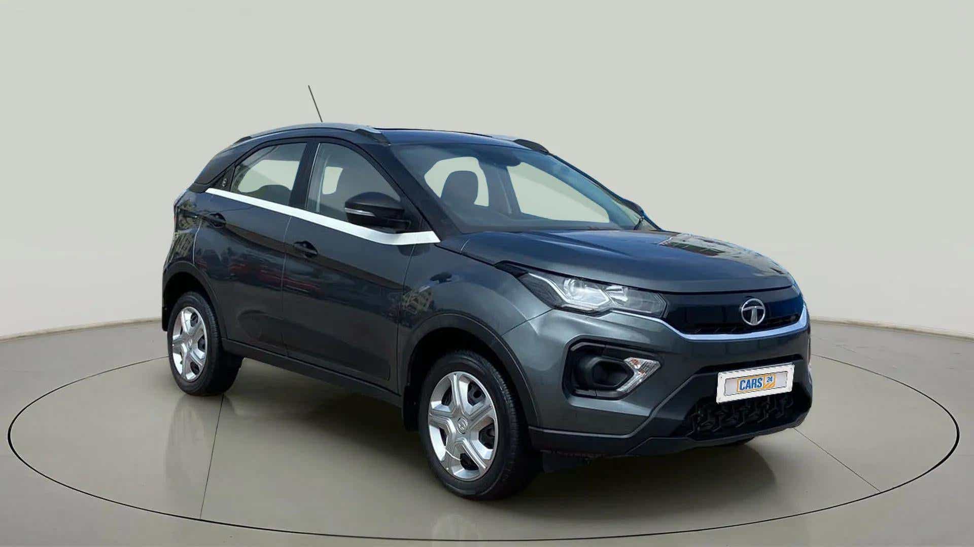 Front three quarter view of a Tata Nexon 2017-2023