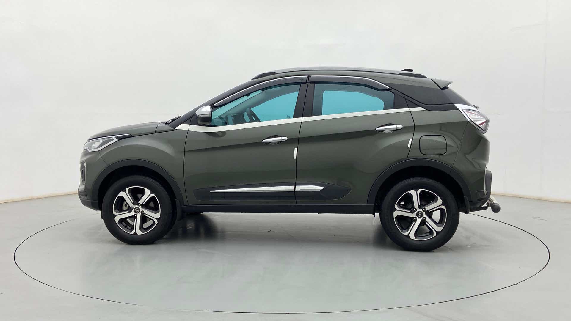 Side view of a Tata Nexon 2017-2023