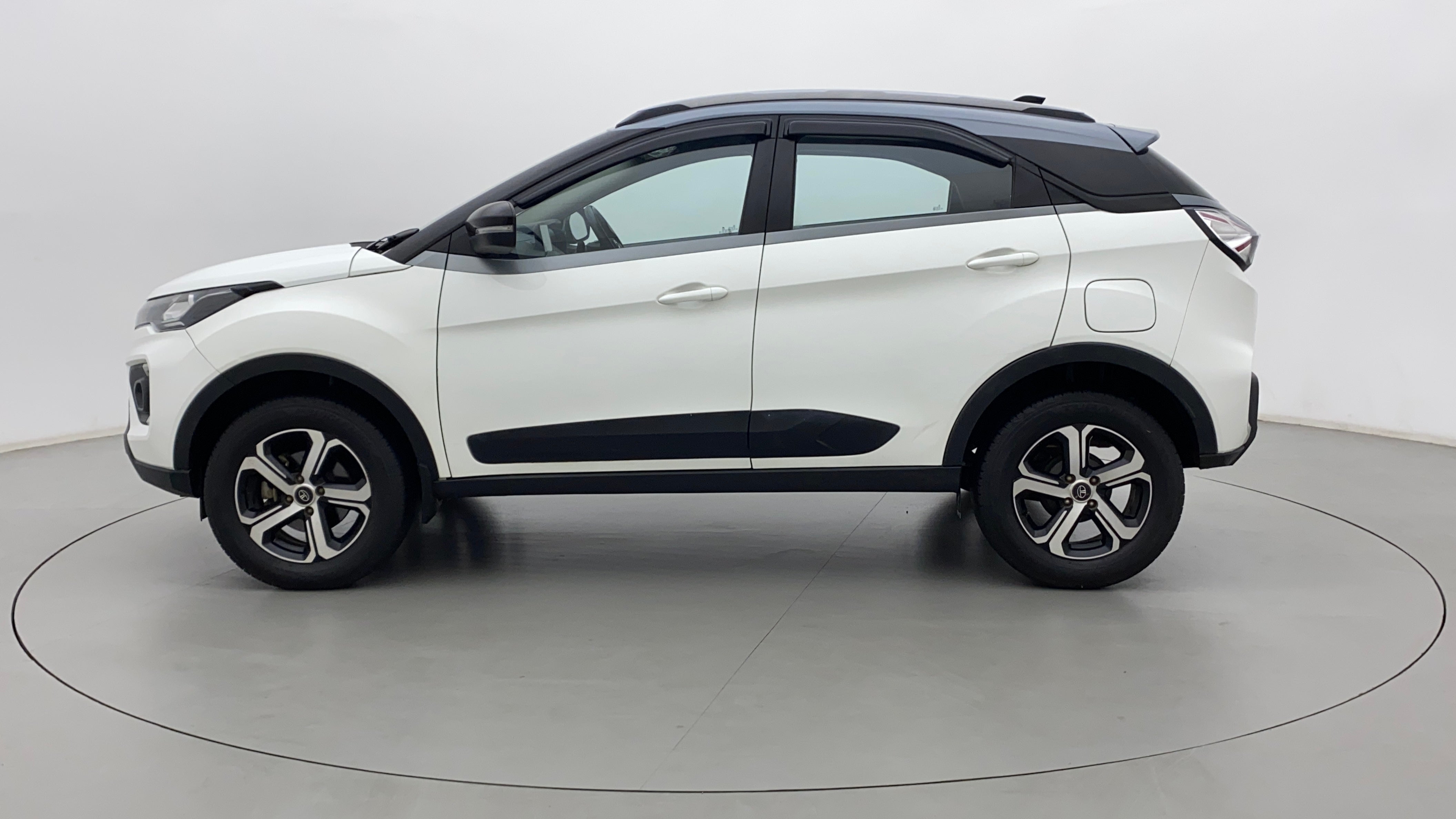 Side view of a Tata Nexon 2017-2023