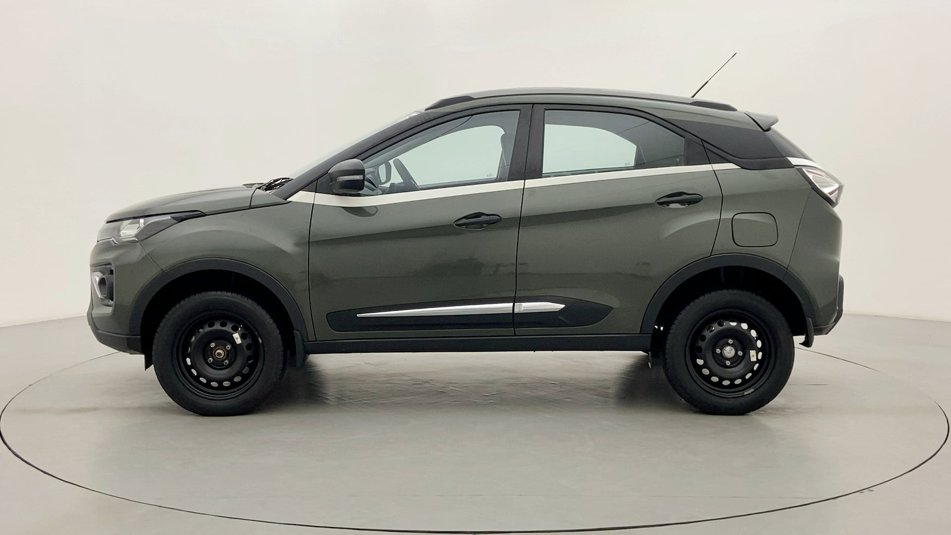 Side view of a Tata Nexon 2017-2023