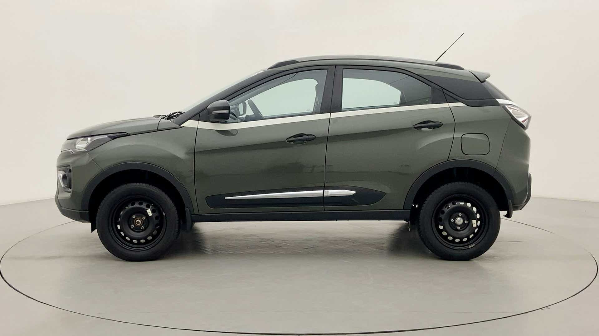 Side view of a Tata Nexon 2017-2023