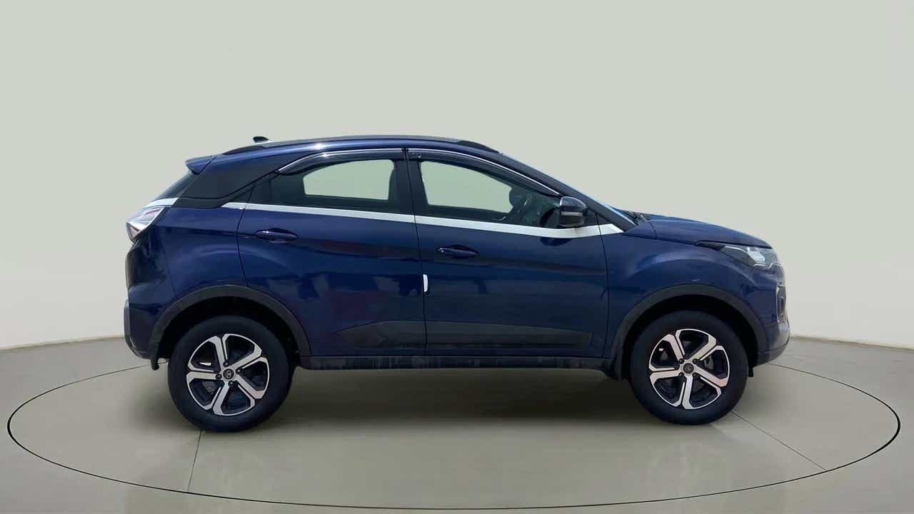 Side view of a Tata Nexon 2017-2023