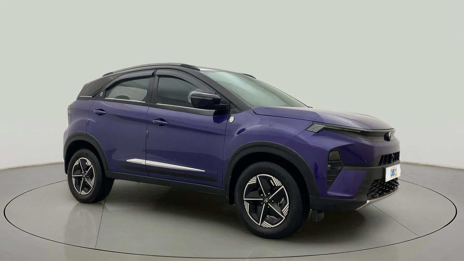 Front three-quarter view of a Tata Nexon 2017-2023