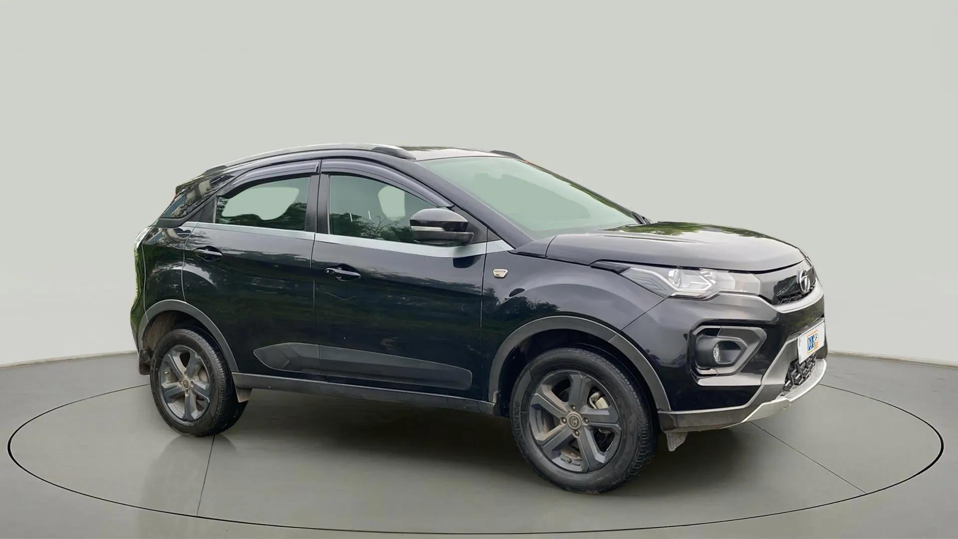Side view of a Tata Nexon 2017-2023