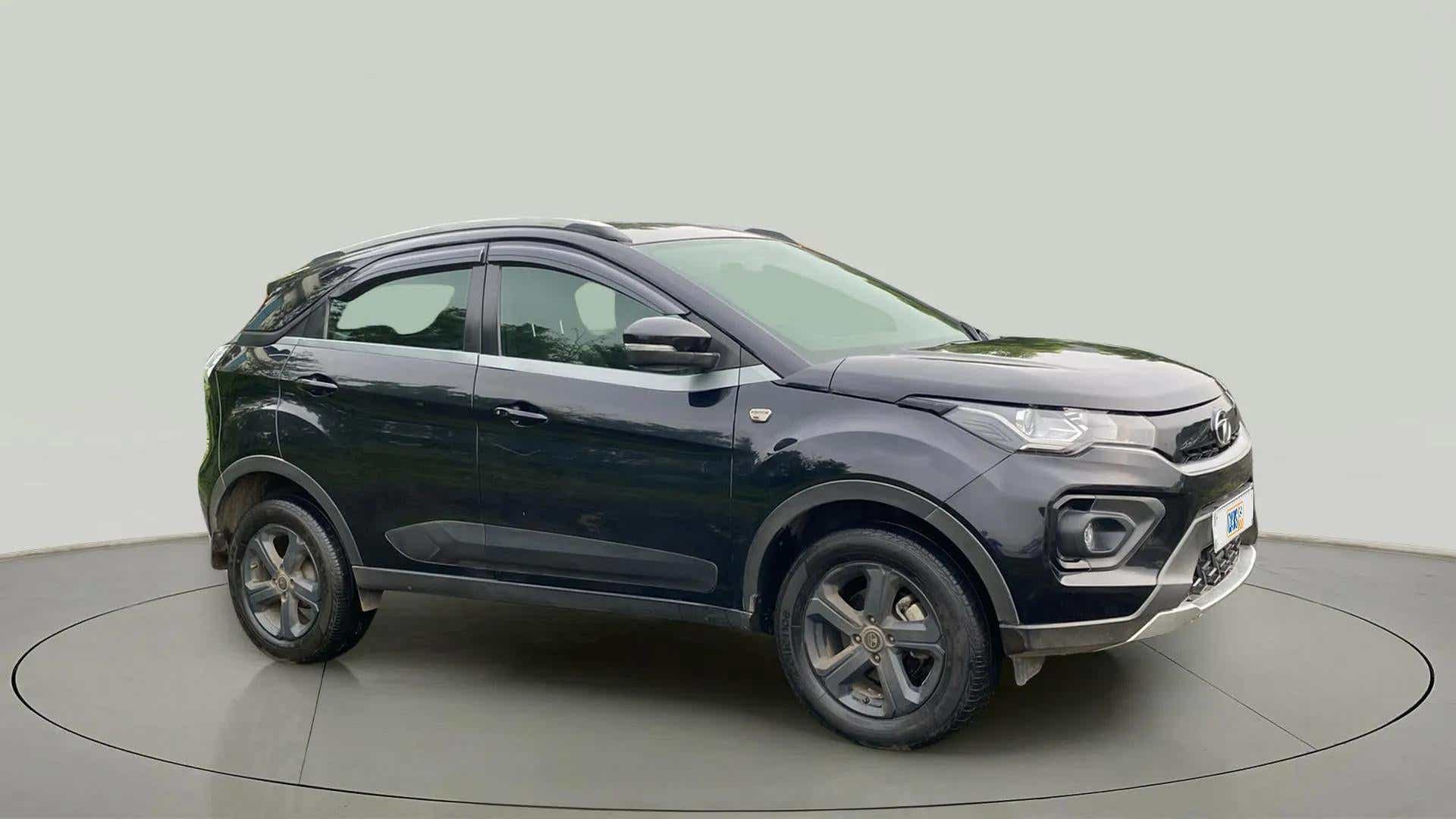 Side view of a Tata Nexon 2017-2023