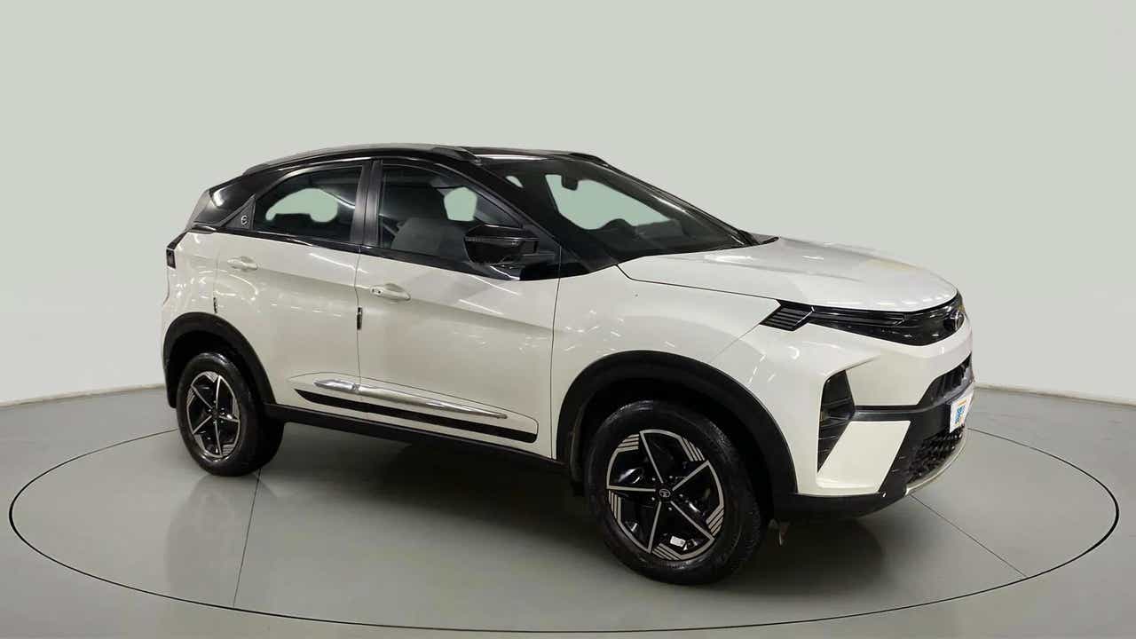 Front three-quarter view of a Calgary White Tata Nexon 2017-2023
