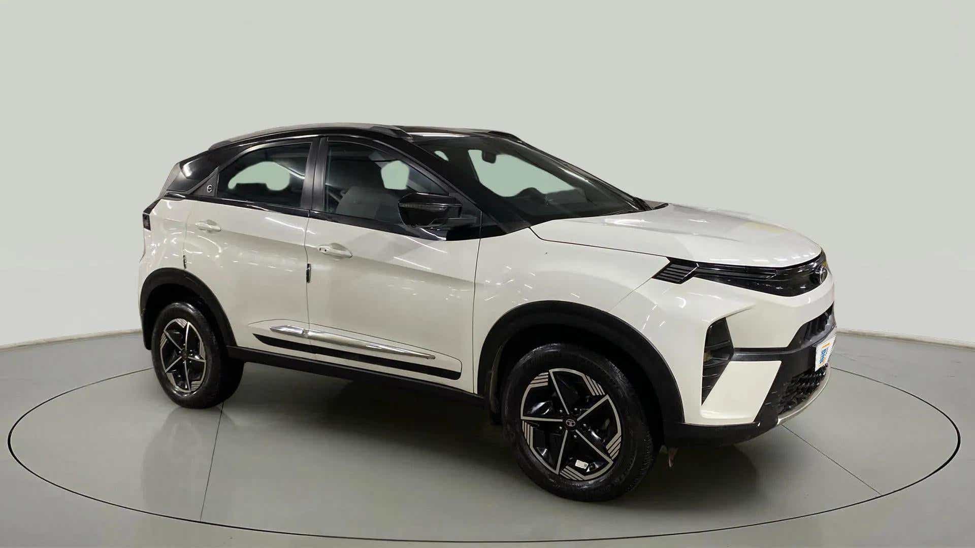 Front three-quarter view of a Calgary White Tata Nexon 2017-2023