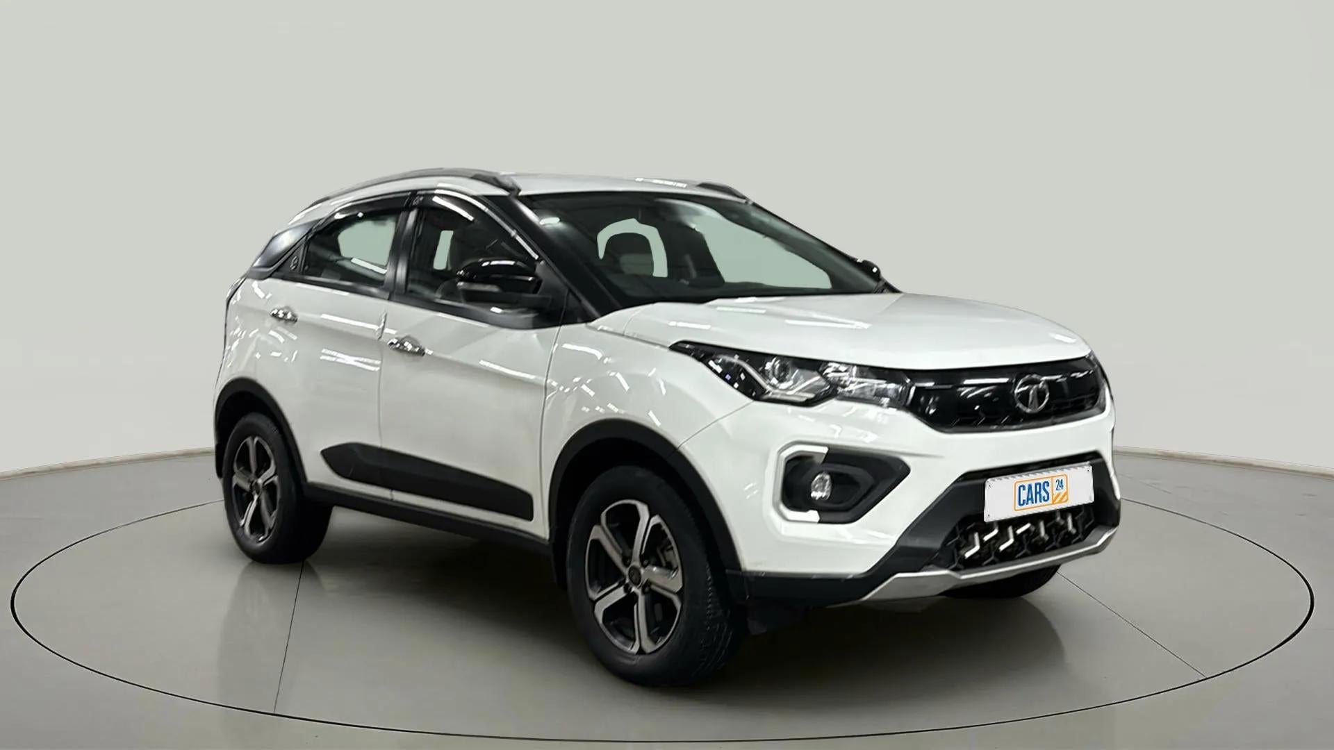 Front three-quarter view of a Calgary White Tata Nexon 2017-2023