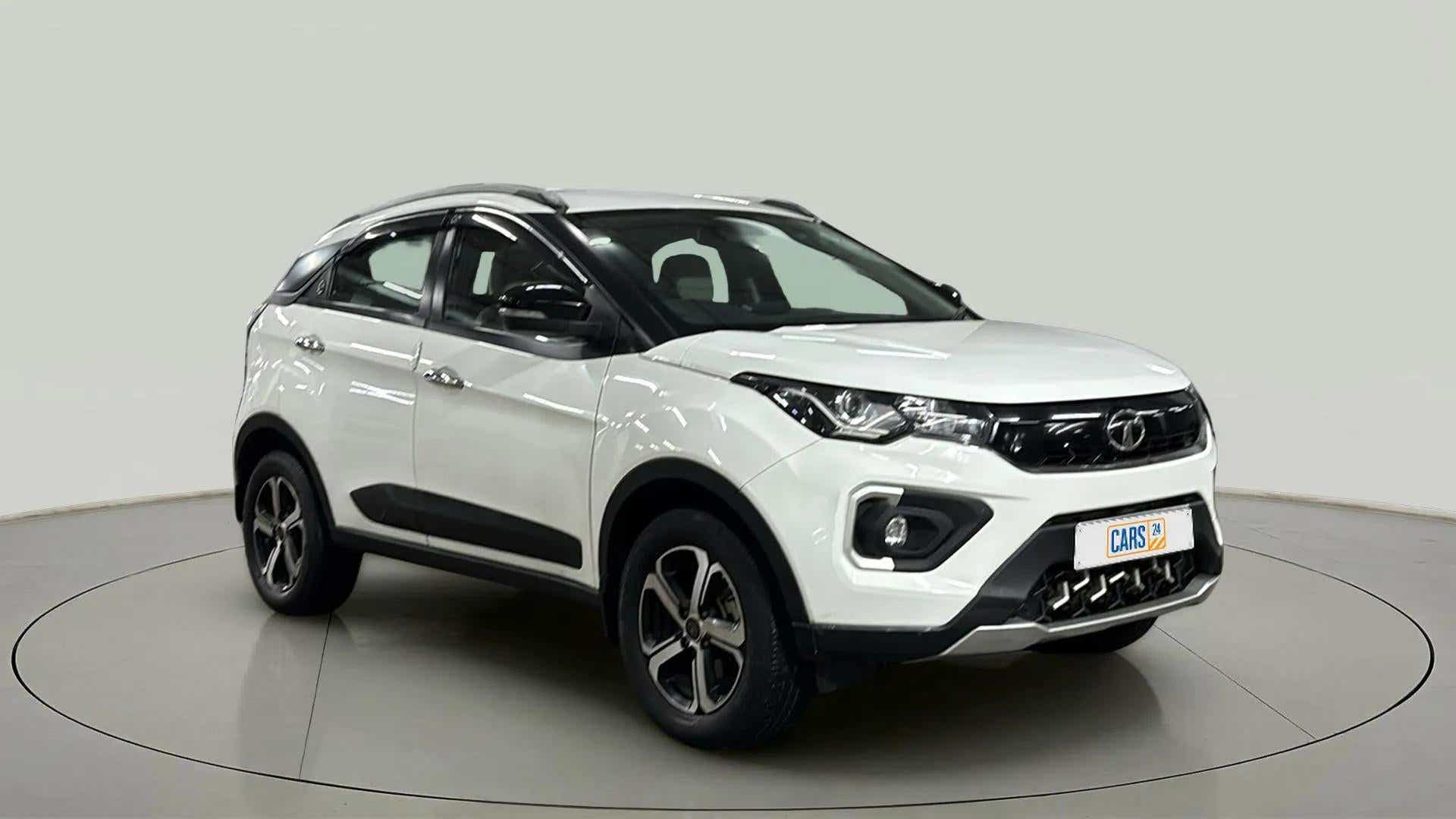 Front three-quarter view of a Calgary White Tata Nexon 2017-2023