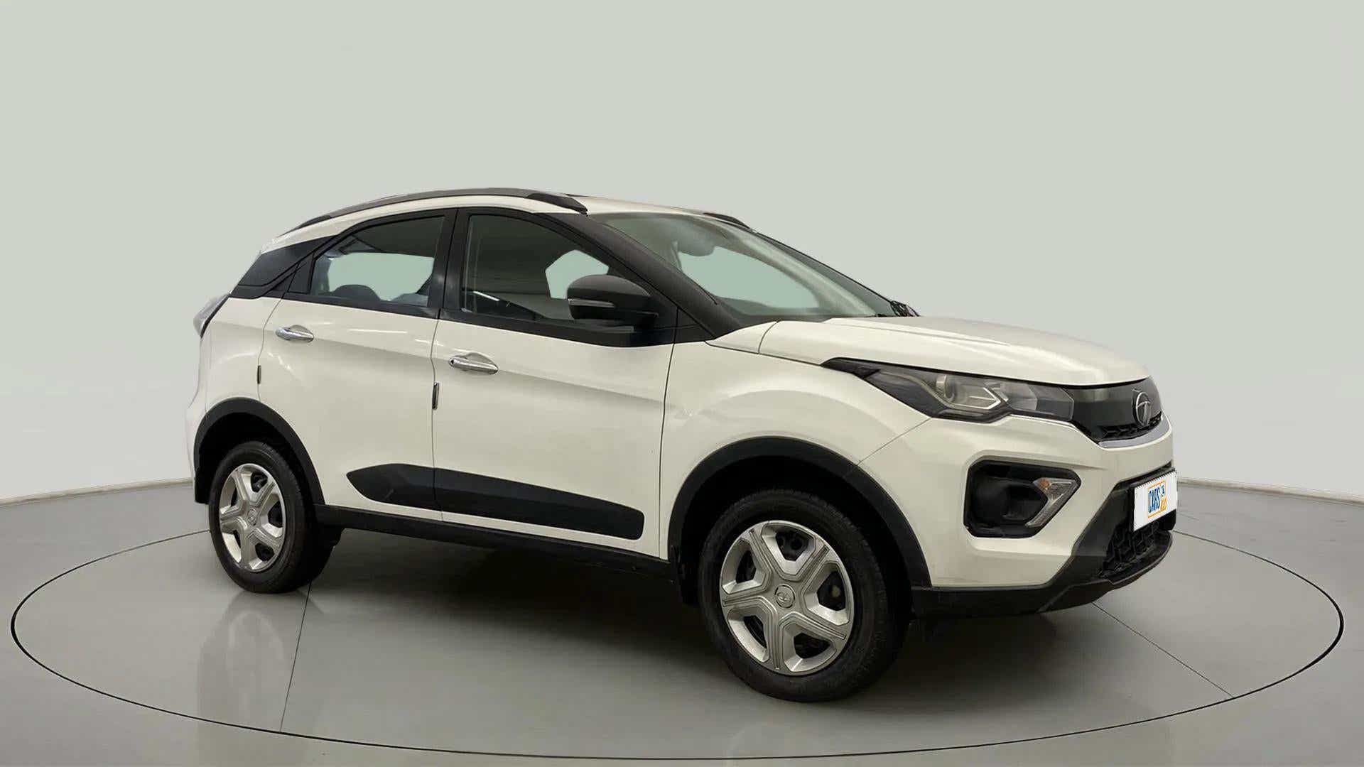 Front three-quarter view of a Tata Nexon 2017-2023