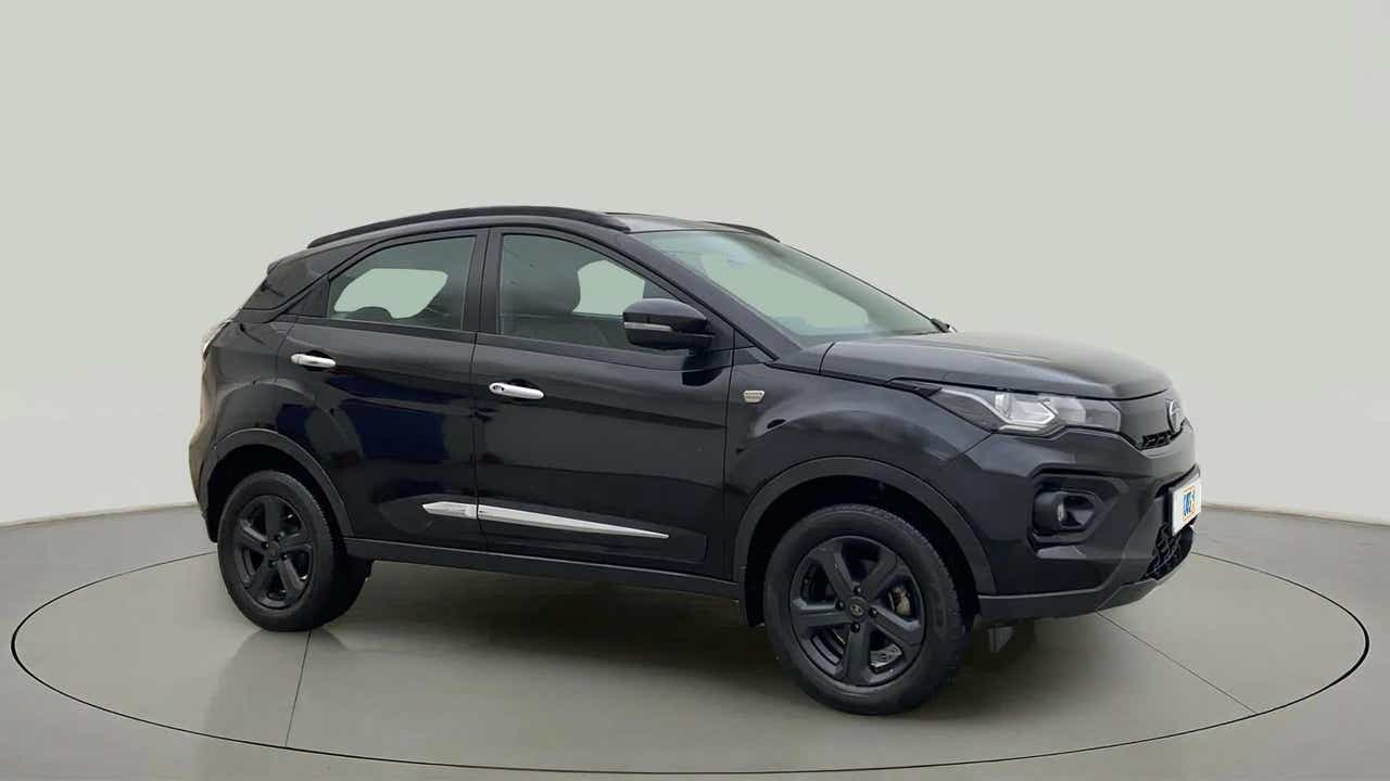 Side view of a Tata Nexon 2017-2023