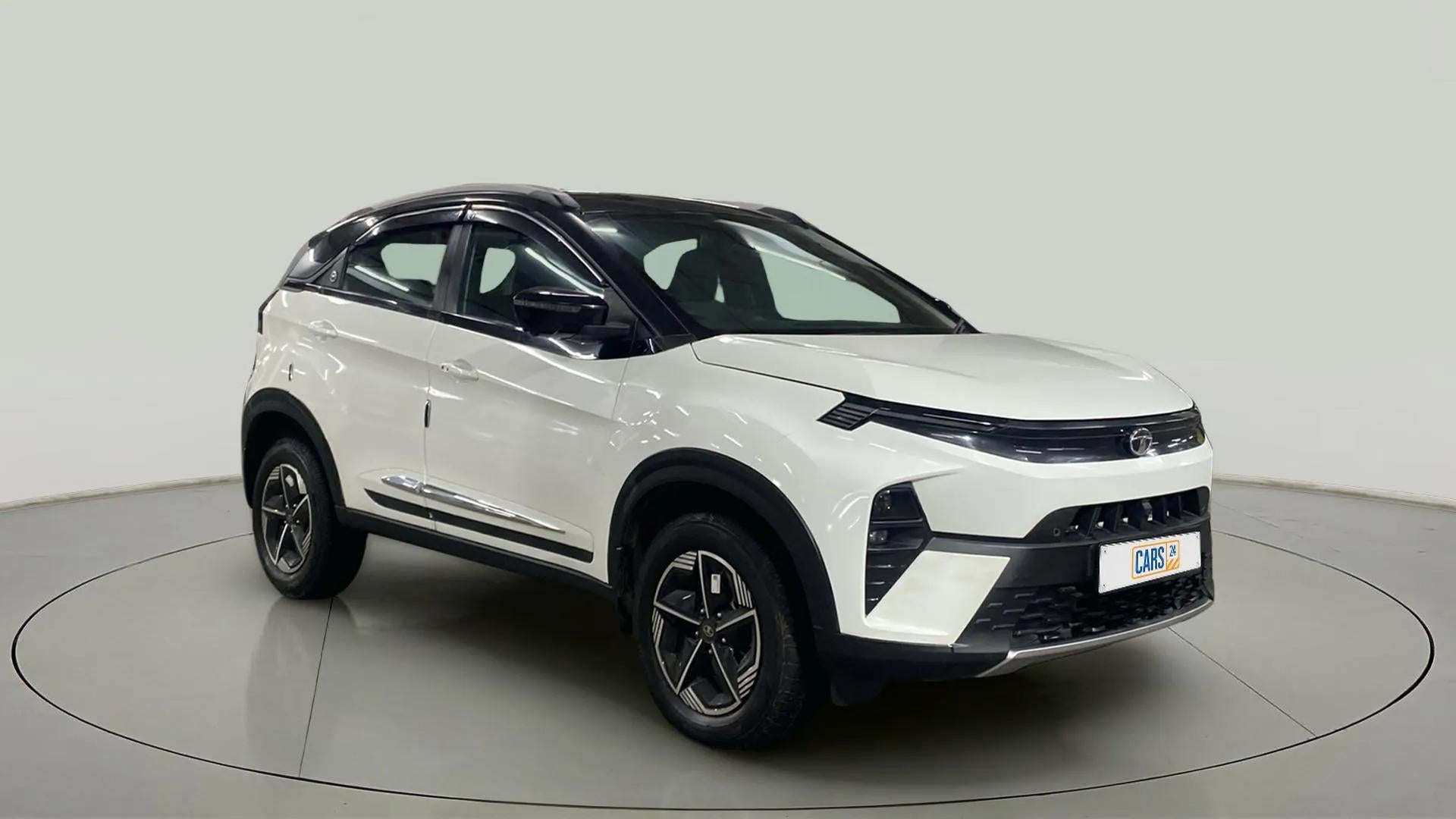 Front three-quarter view of a calgary-white Tata Nexon 2017-2023