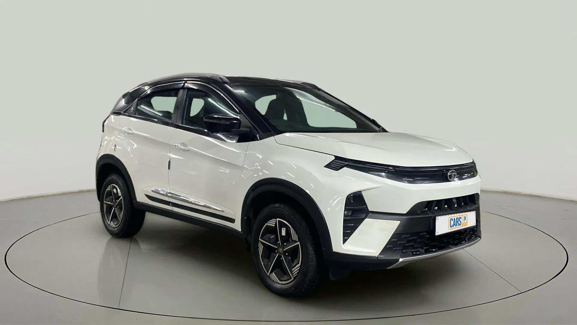 Front three-quarter view of a calgary-white Tata Nexon 2017-2023