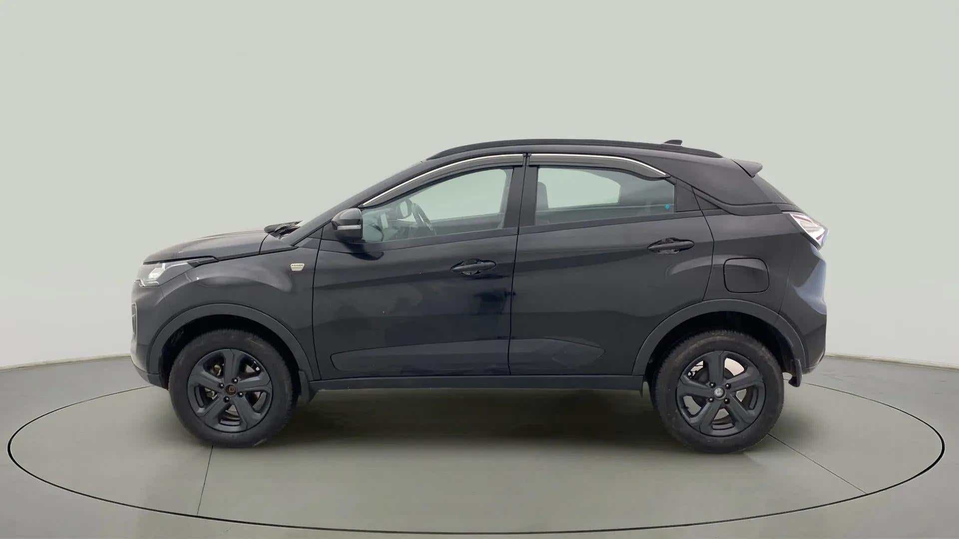Side view of a Tata Nexon 2017-2023