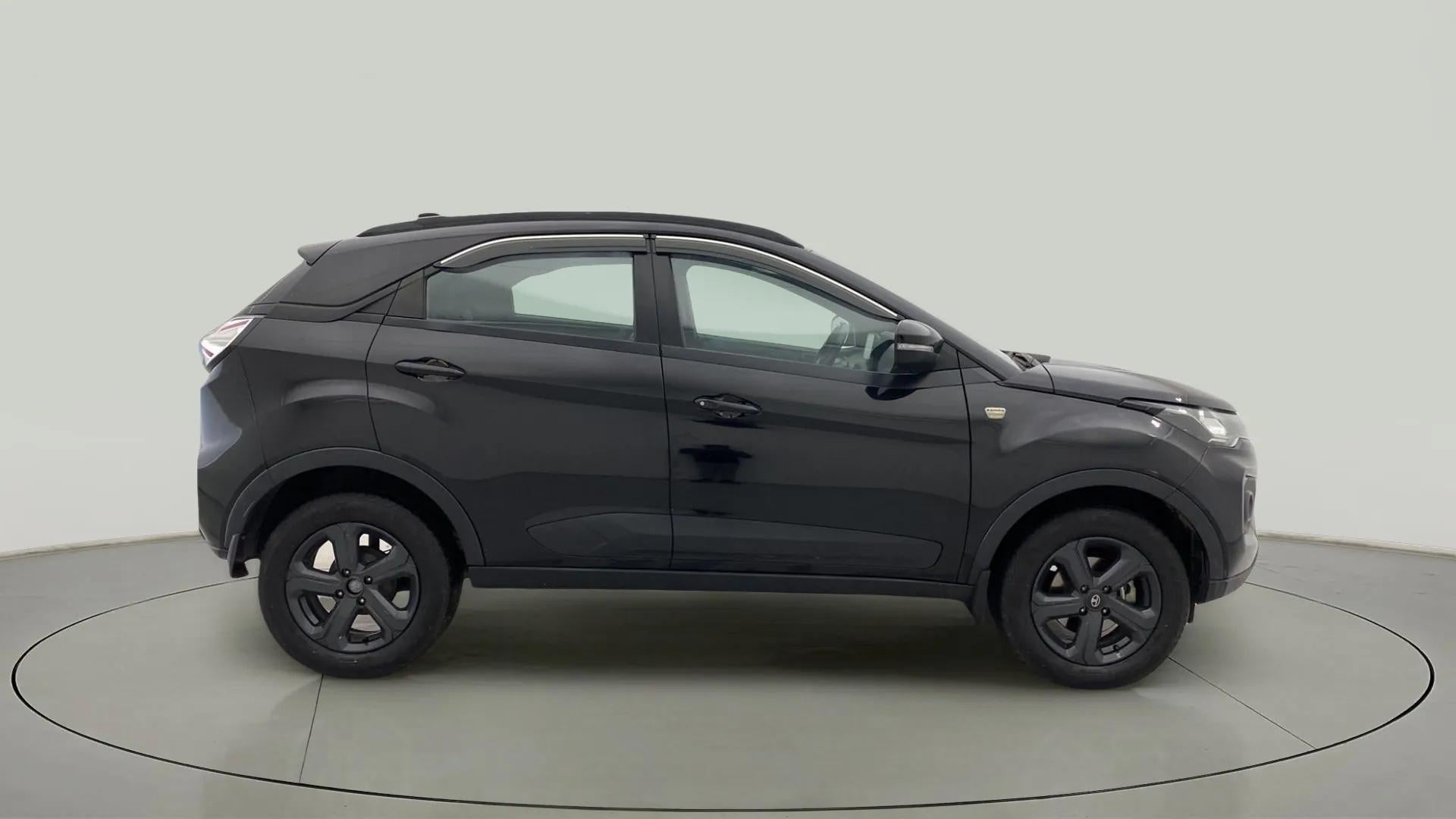 Side view of a Tata Nexon 2017-2023