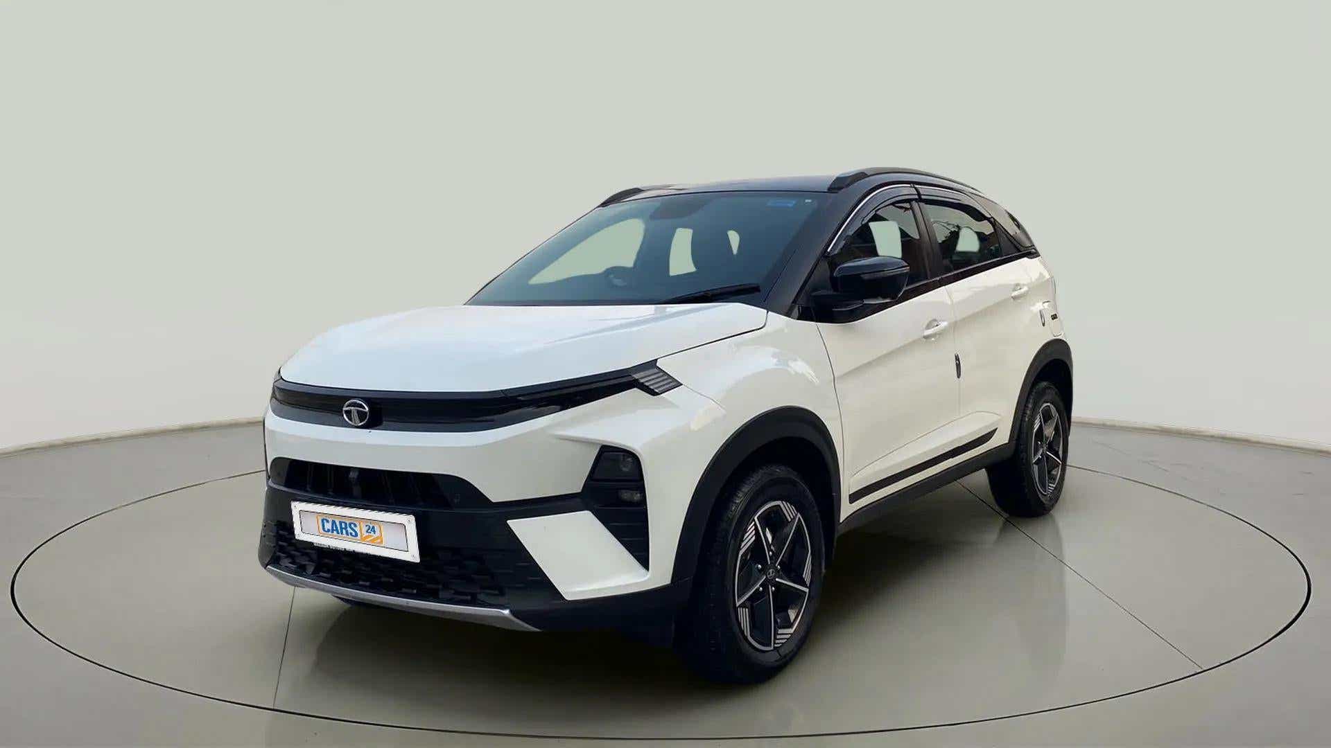 Front three-quarter view of a Calgary White Tata Nexon 2017-2023