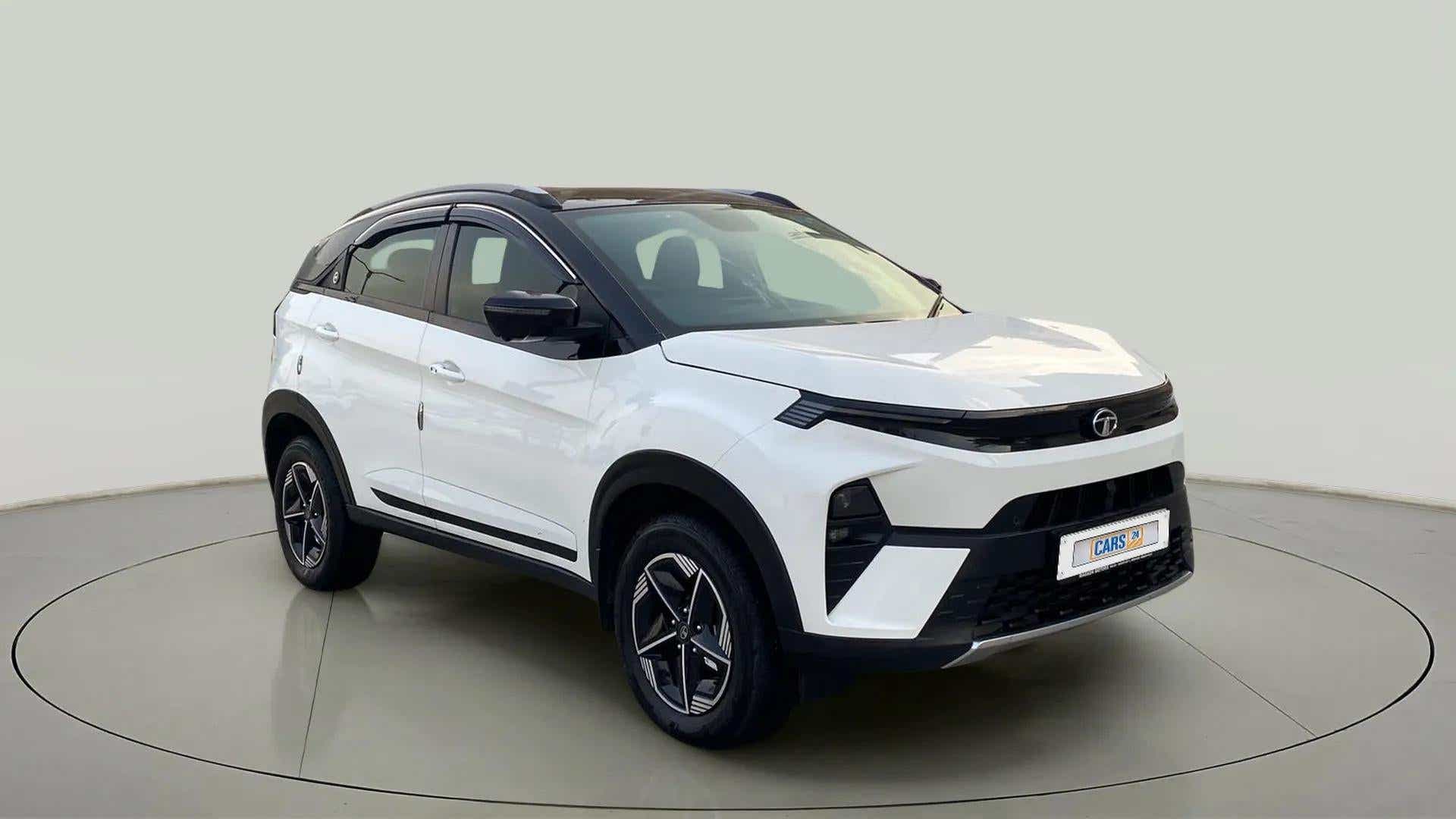 Front three-quarter view of a Tata Nexon 2017-2023