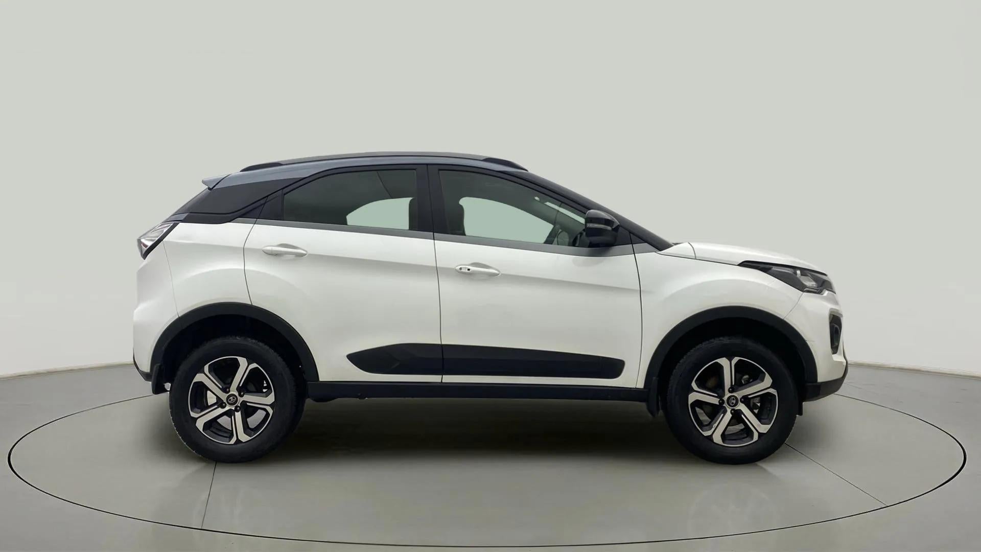 Side view of a Tata Nexon 2017-2023