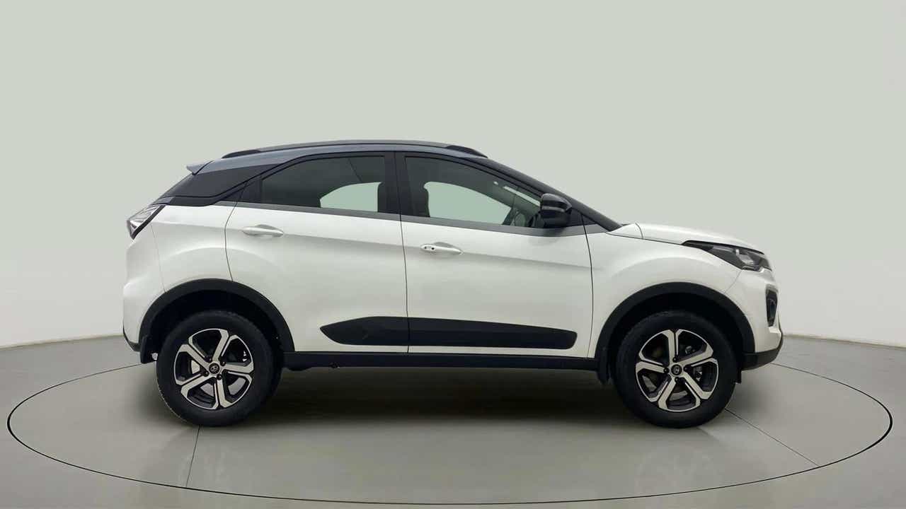 Side view of a Tata Nexon 2017-2023