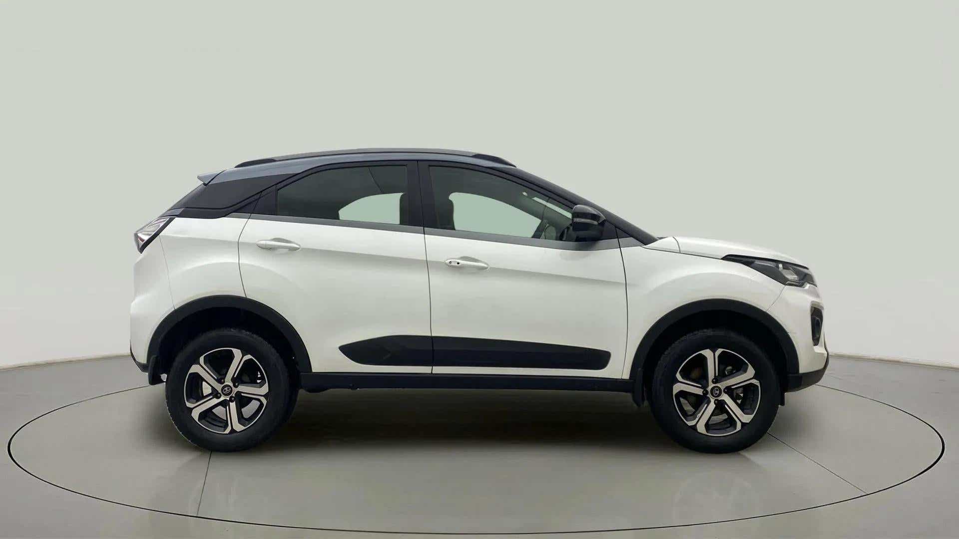 Side view of a Tata Nexon 2017-2023