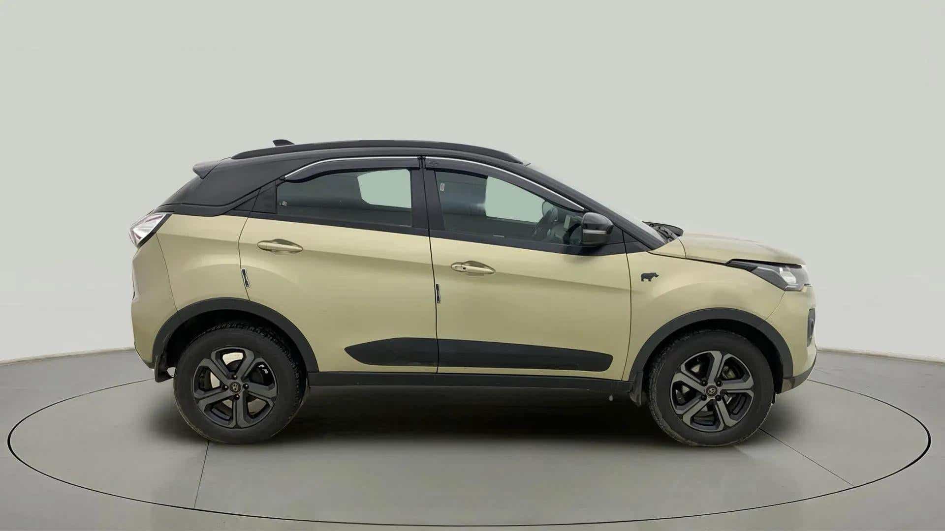 Side view of a Tata Nexon 2017-2023