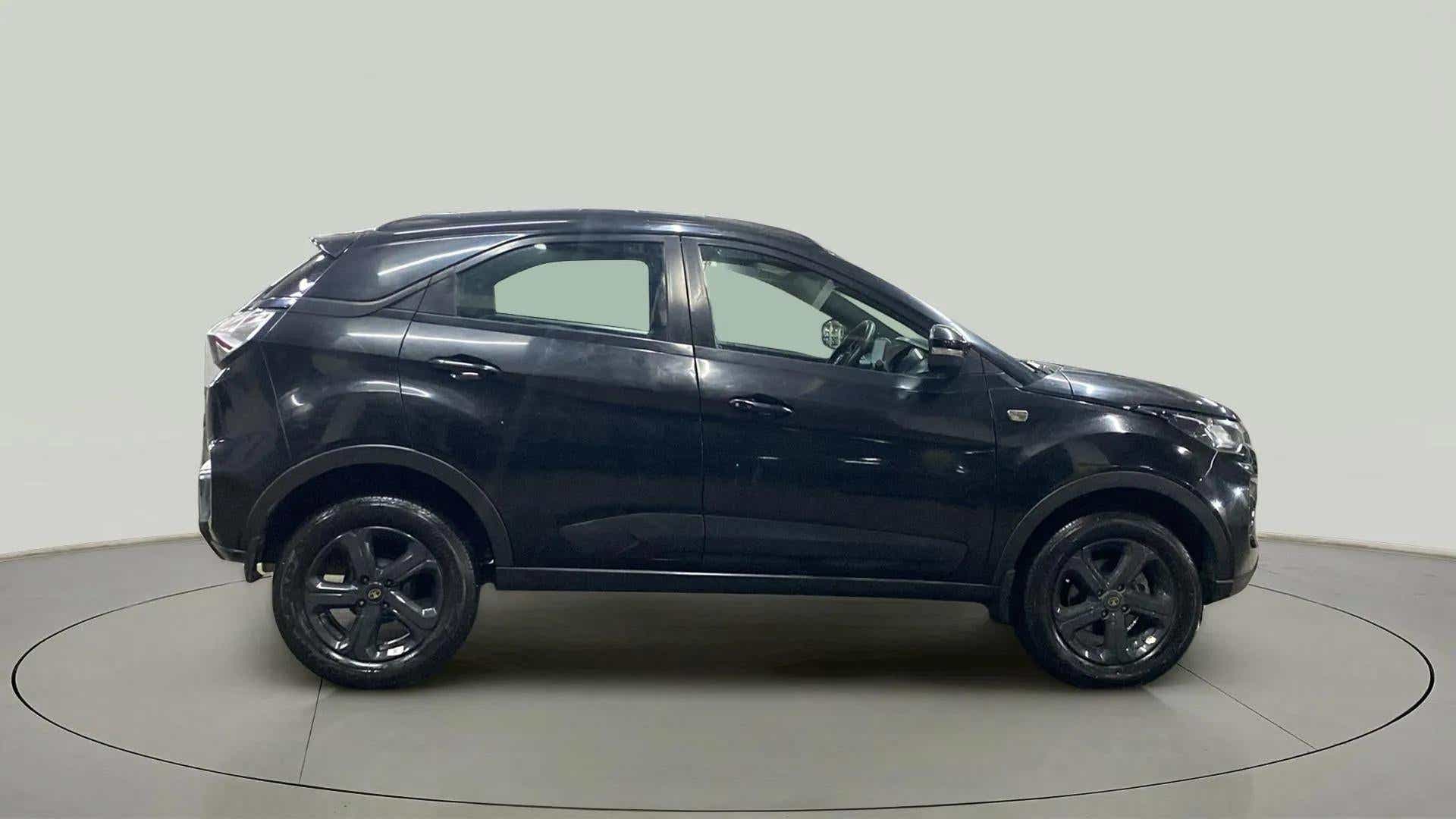 Side view of a Tata Nexon 2017-2023