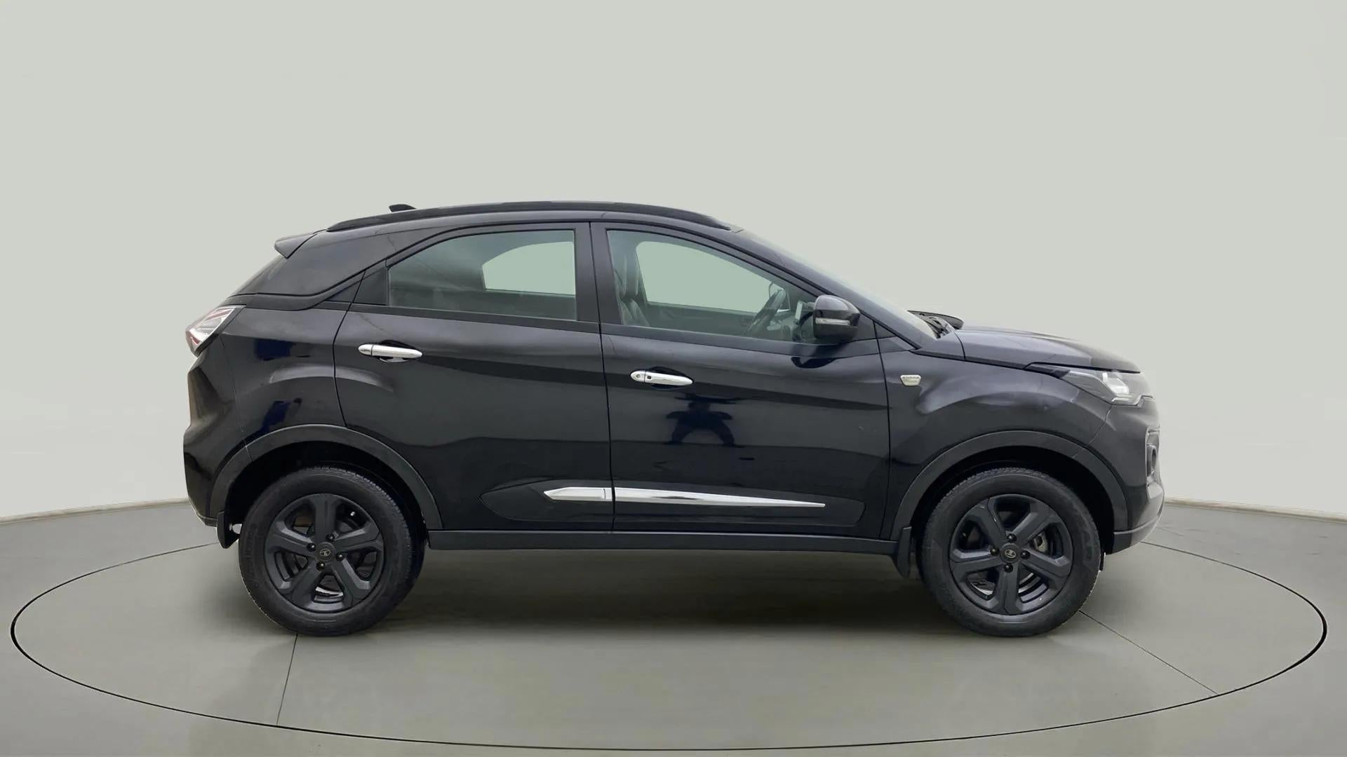 Side view of a Tata Nexon 2017-2023