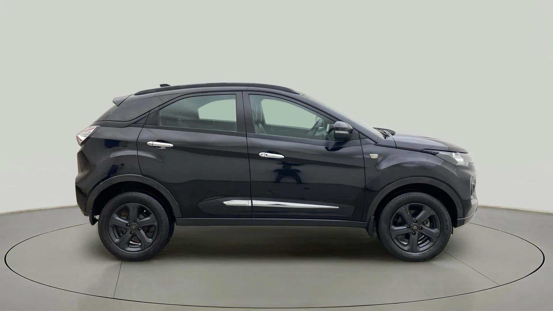 Side view of a Tata Nexon 2017-2023