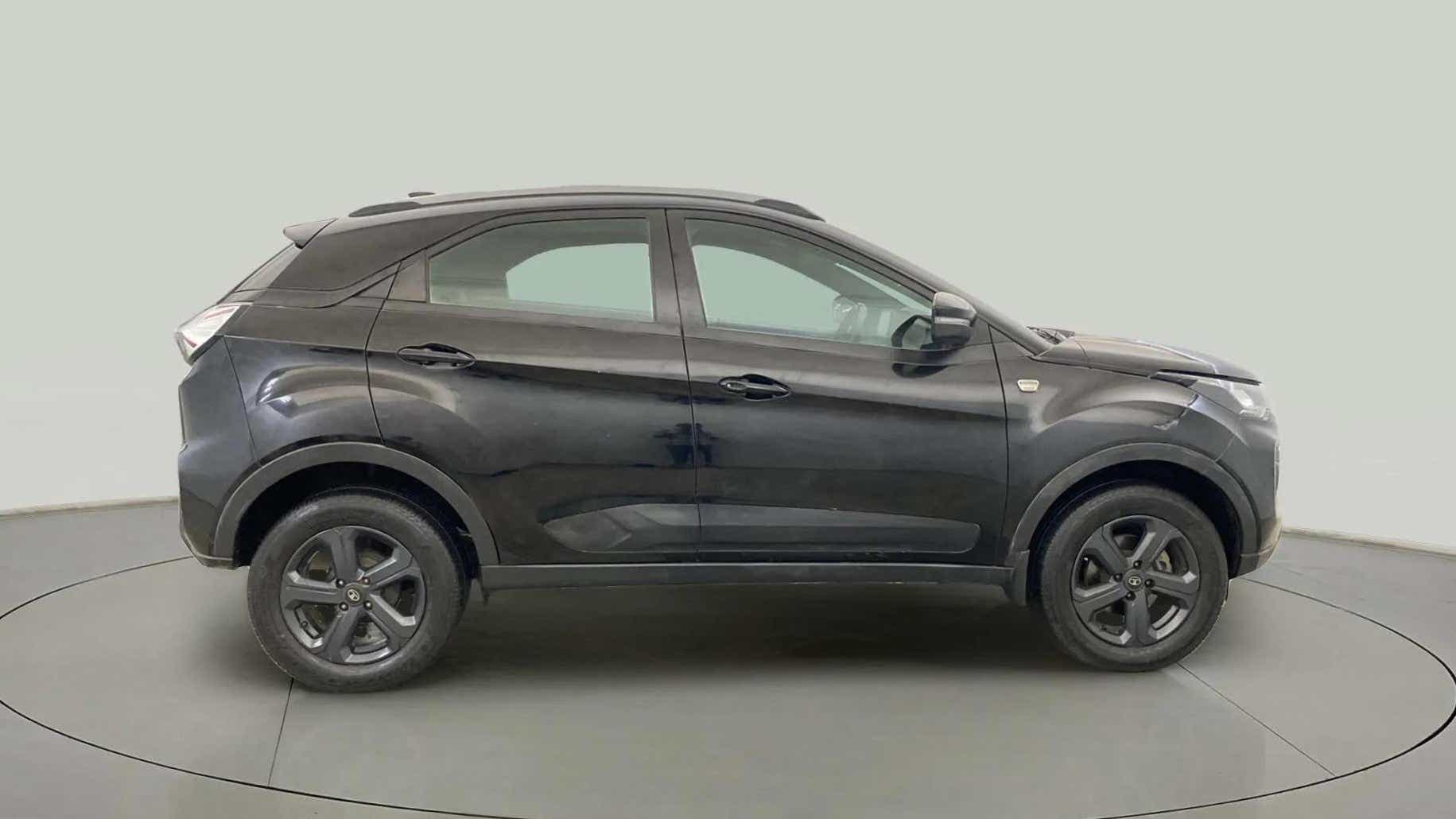 Side view of a Tata Nexon 2017-2023