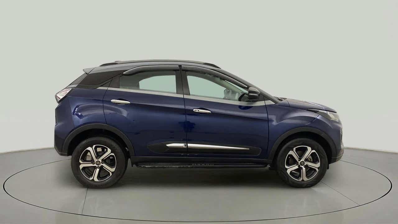 Side view of a Tata Nexon 2017-2023