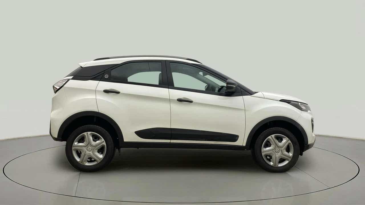 Side view of a Tata Nexon 2017-2023