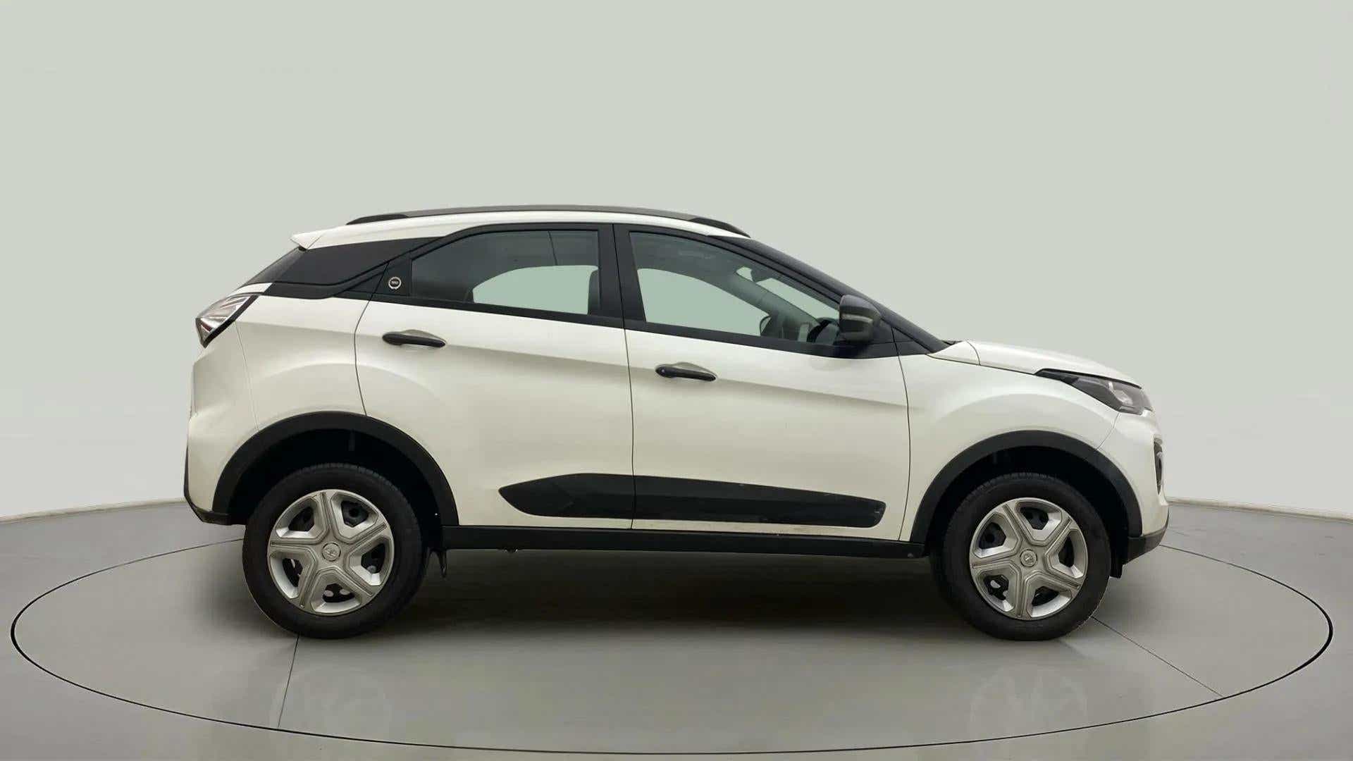 Side view of a Tata Nexon 2017-2023