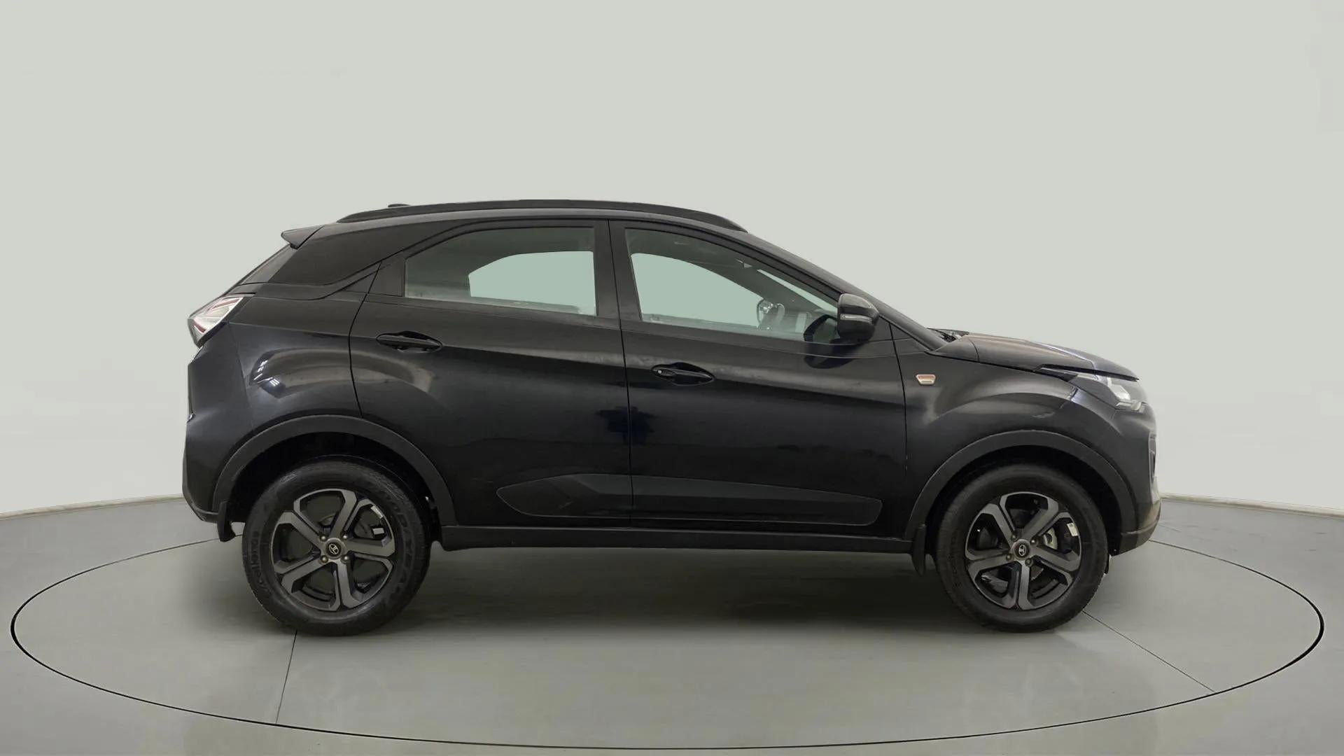 Side view of a Tata Nexon 2017-2023