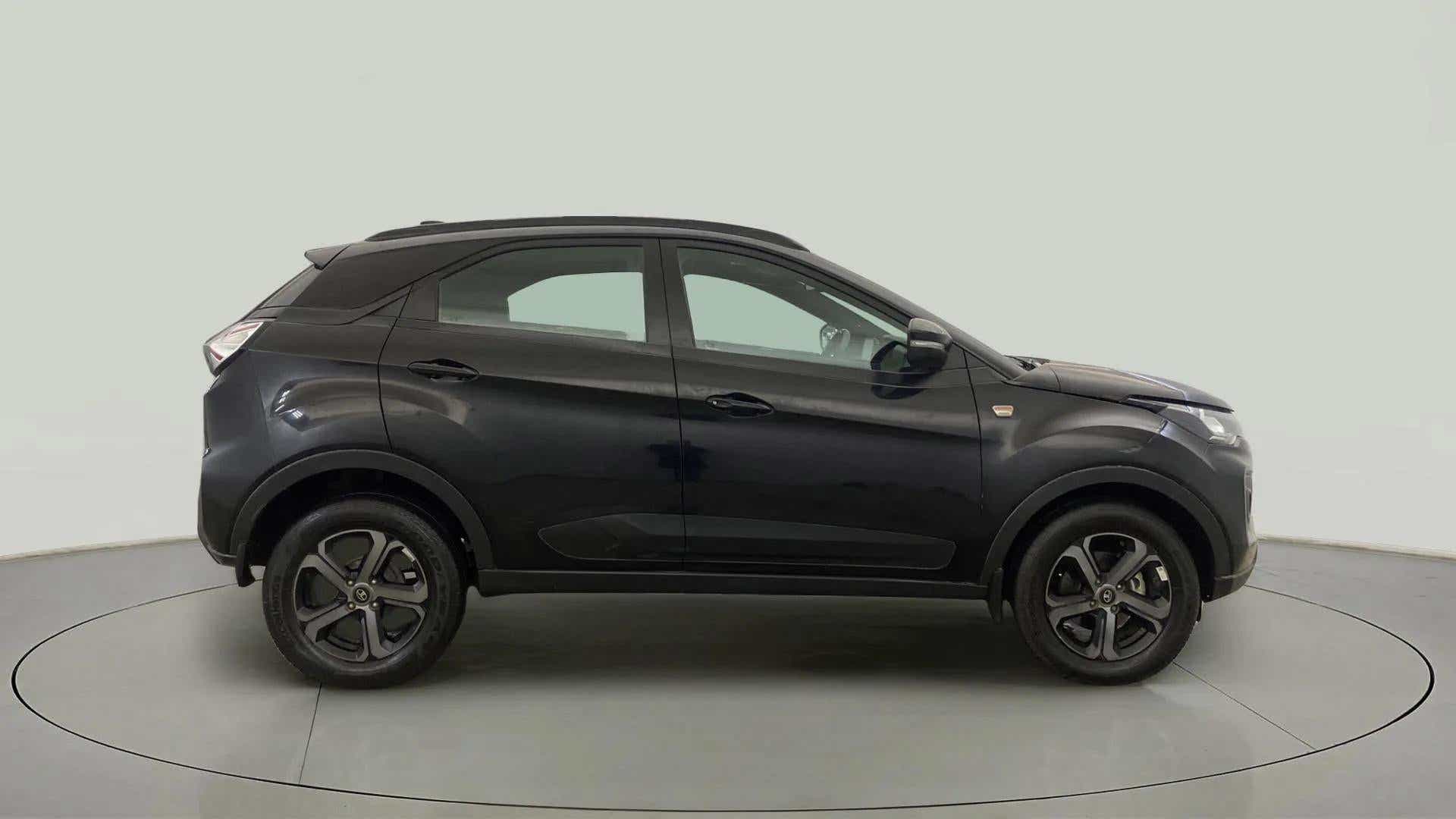 Side view of a Tata Nexon 2017-2023