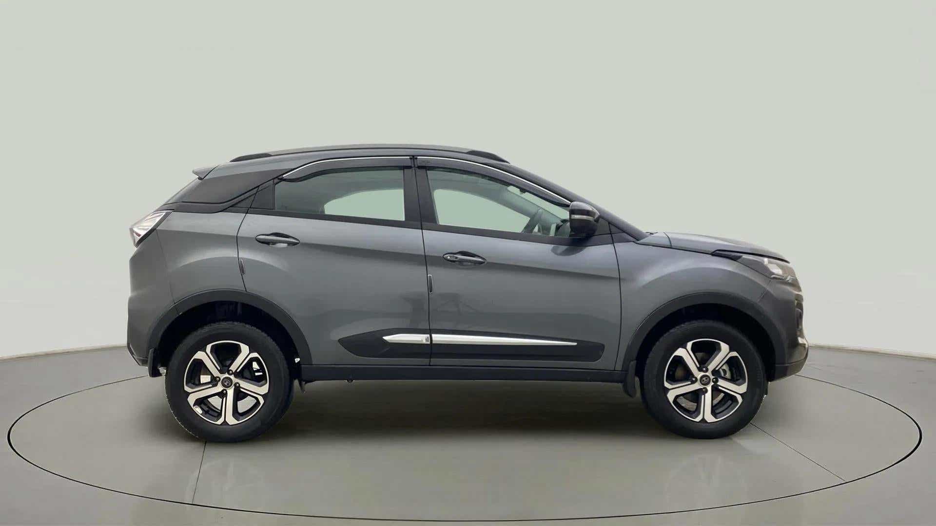 Side view of a Tata Nexon 2017-2023
