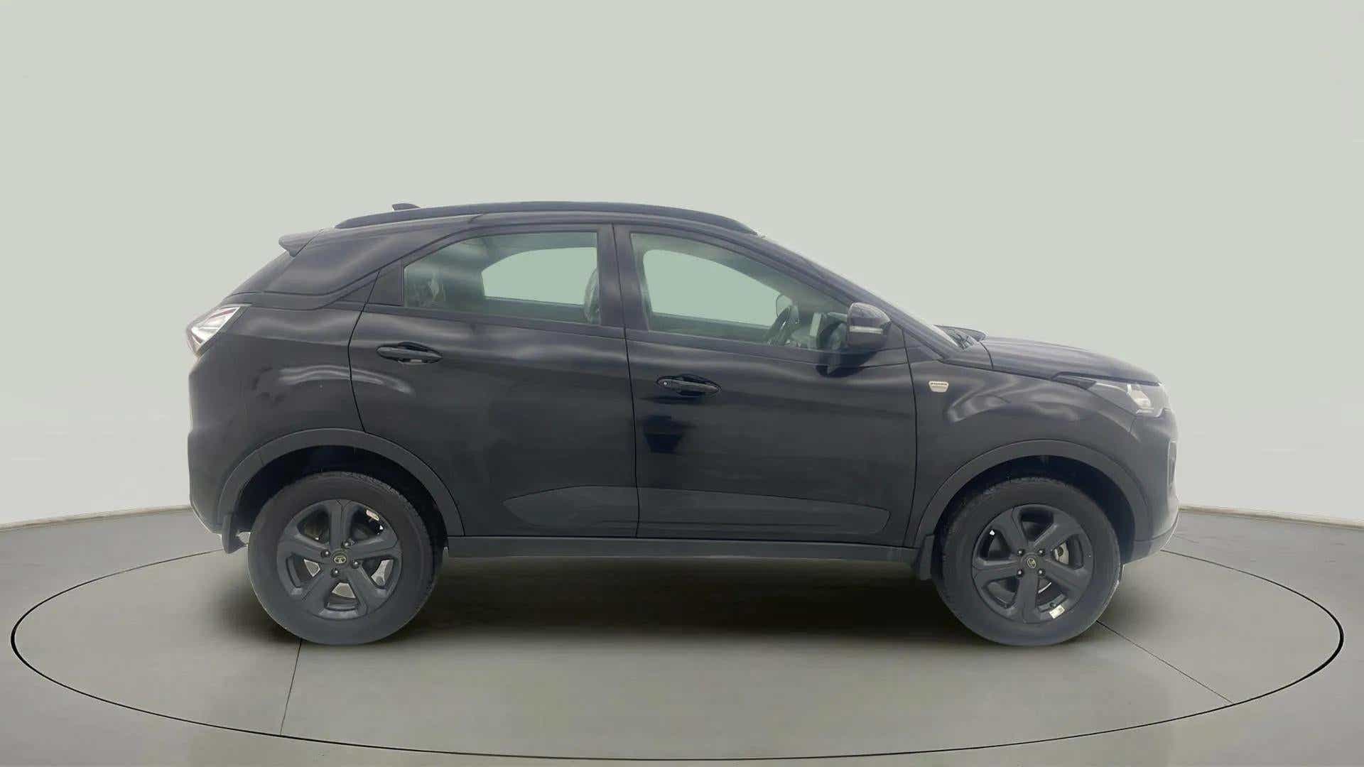 Side view of a Tata Nexon 2017-2023