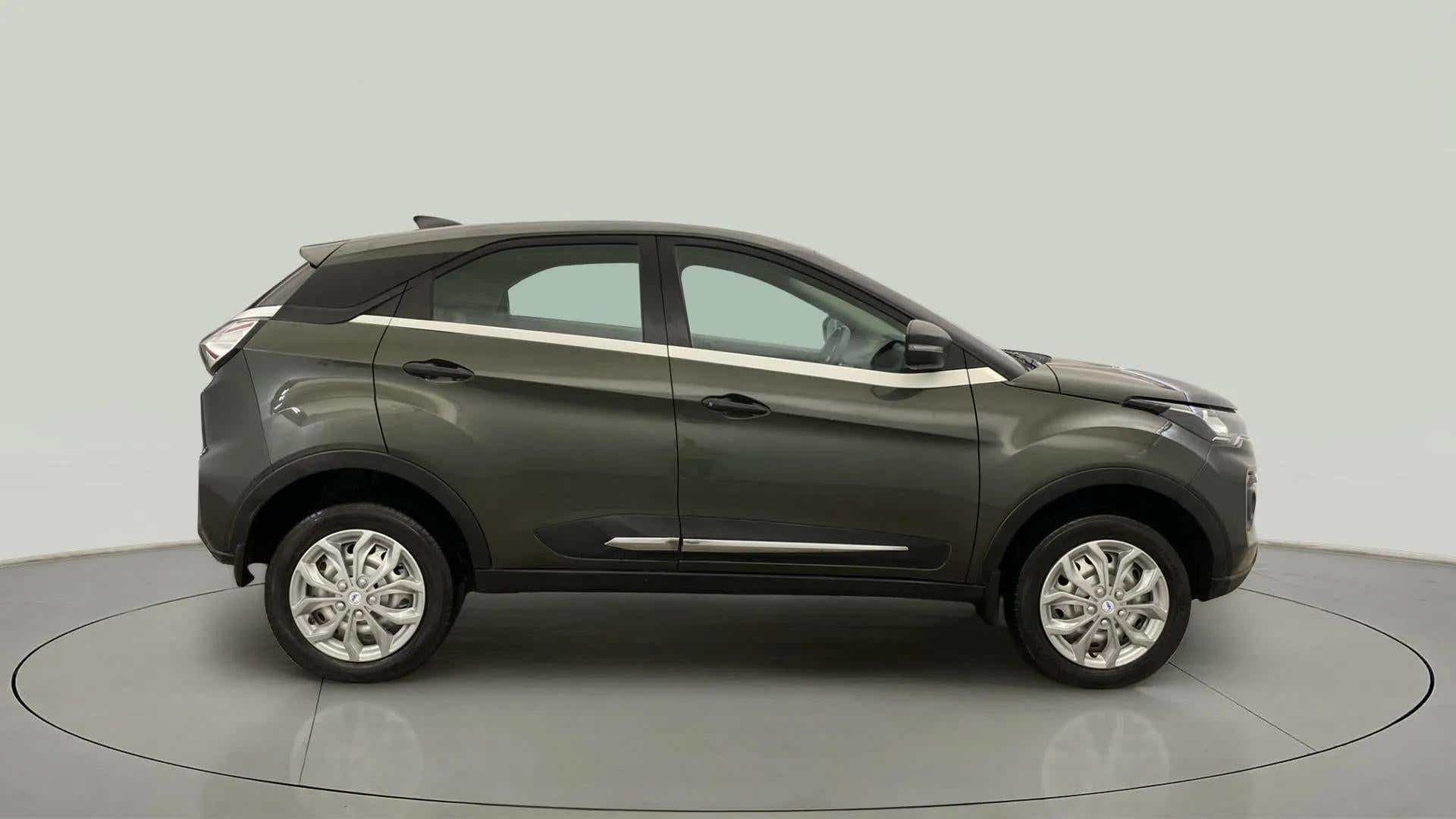 Side view of a Tata Nexon 2017-2023