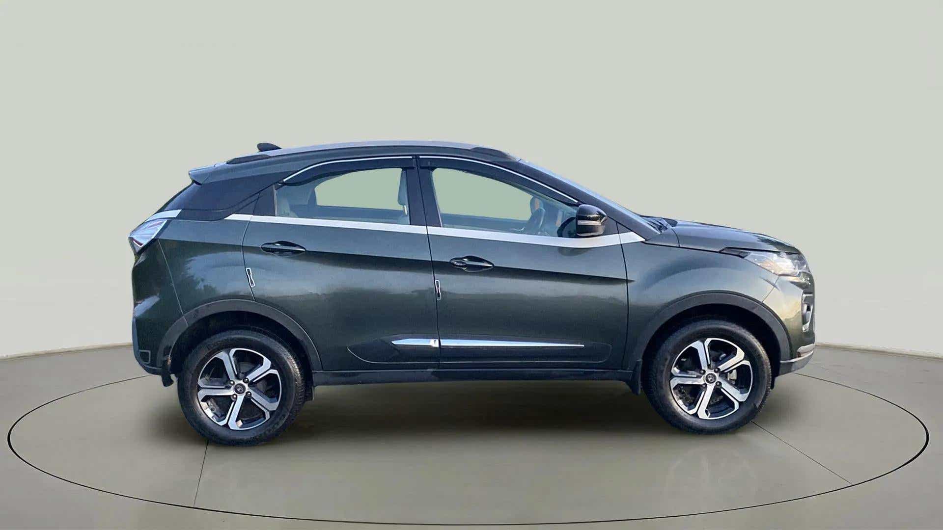 Side view of a Tata Nexon 2017-2023