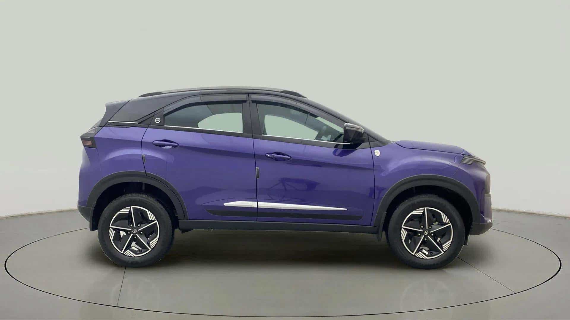 Side view of a Tata Nexon 2017-2023