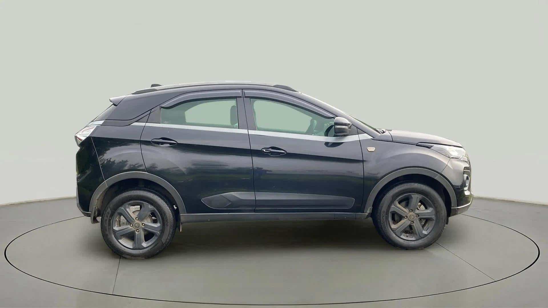 Side view of a Tata Nexon 2017-2023